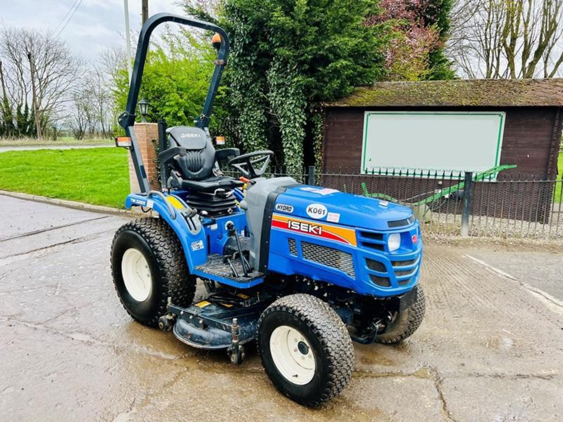 ISEKI TM3265 4WD COMPACT TRACTOR *446 HOURS* C/W MOWER DECK & ROLE BAR