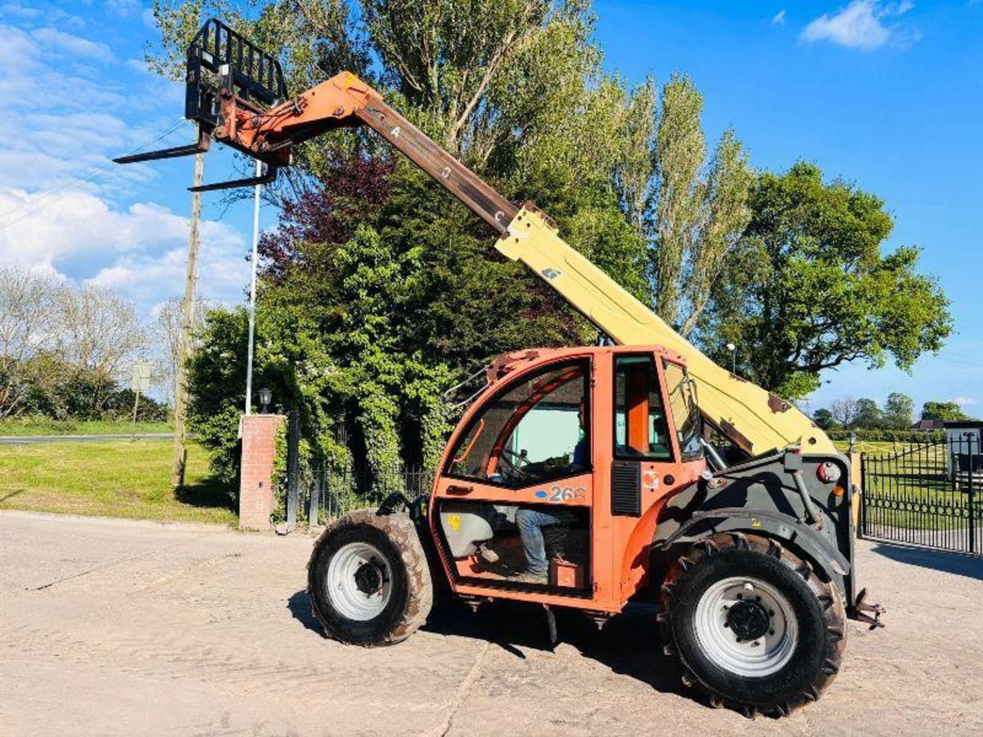 JLG 266 4WD TELEHANDLER *ROAD REGISTERED* C/W PALLET TINES - Image 18 of 18