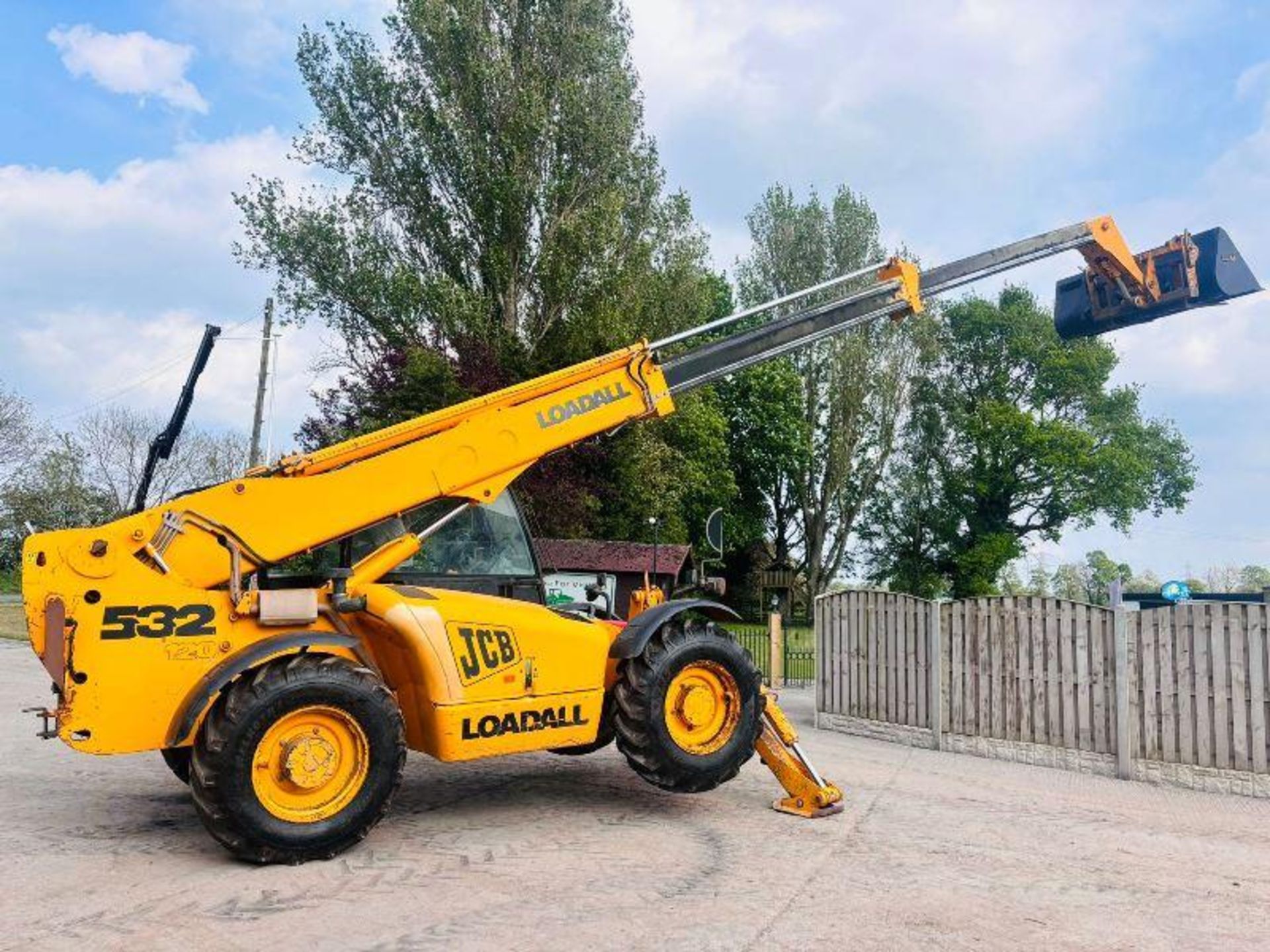 JCB 532-120 4WD TELEHANDLER *12 METER* C/W PALLET TINES & BUCKET - Image 8 of 19