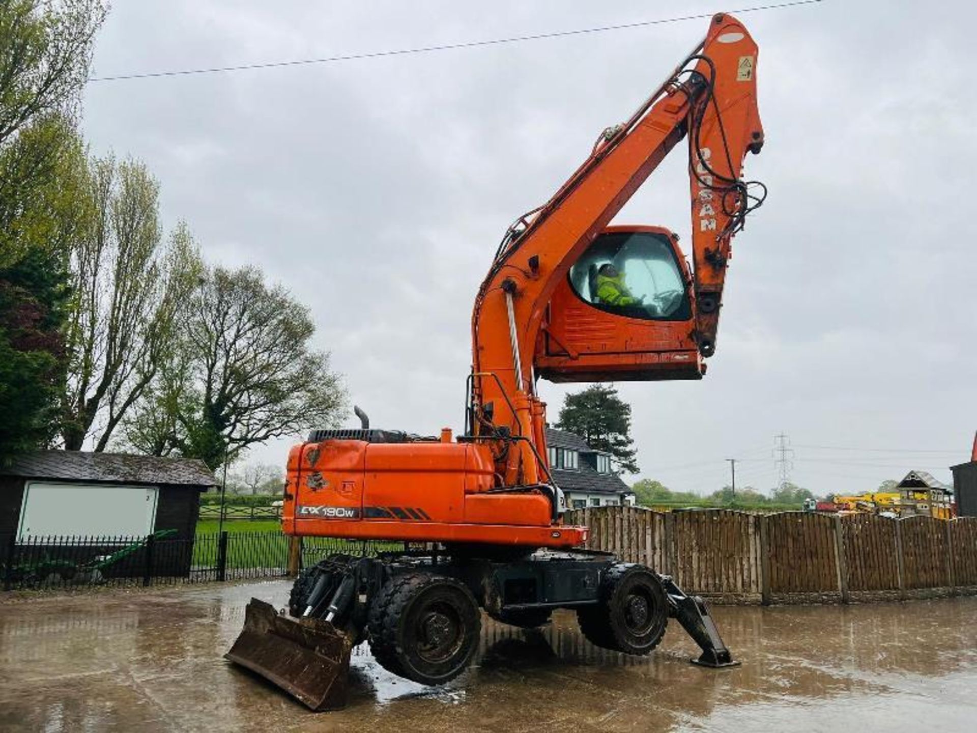 DOOSAN DX190W HIGH RISE CABIN SCRAP HANDLER *YEAR 2010* - Image 17 of 19