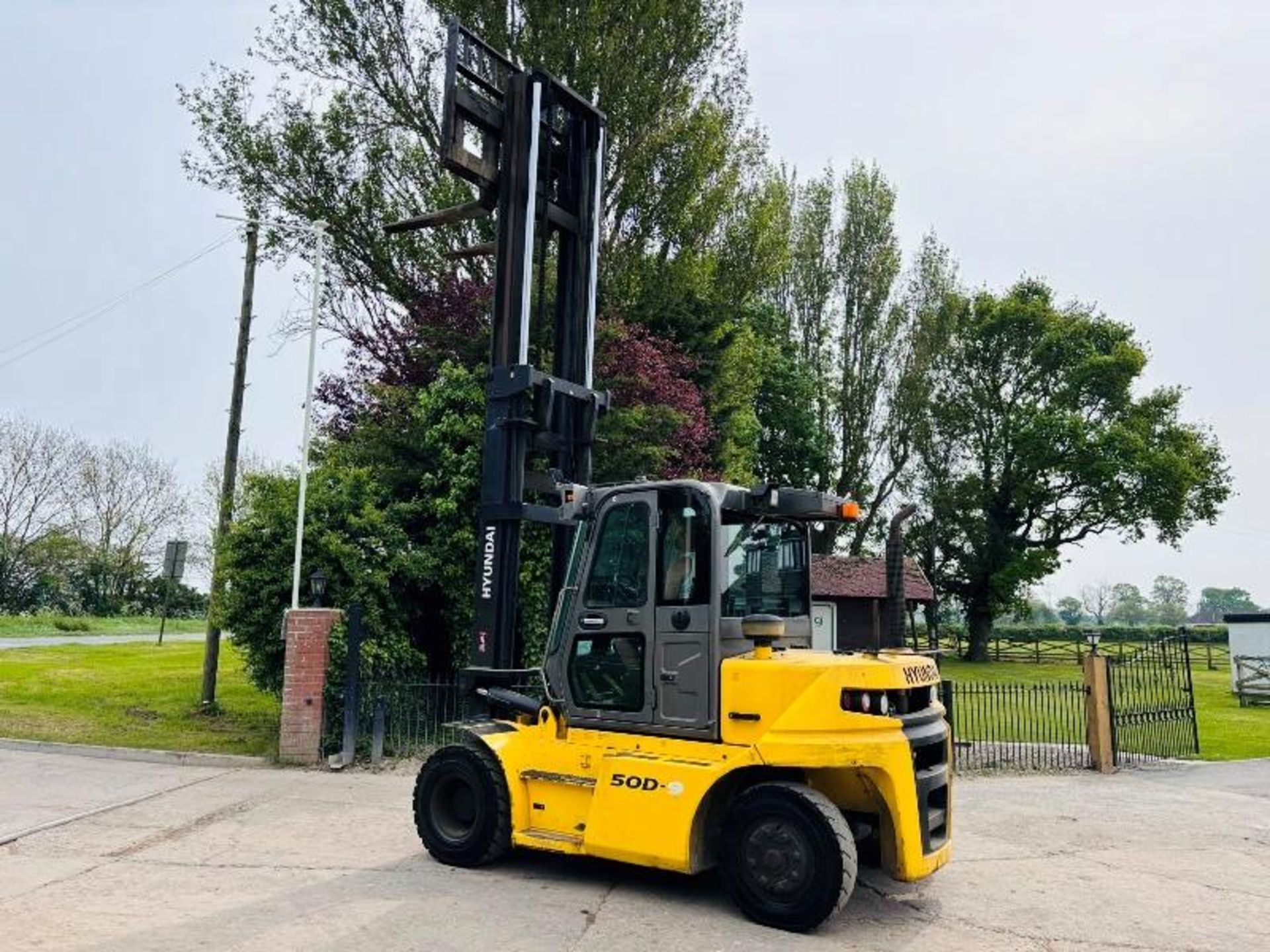 HYUNDAI 50D-9 DIESEL FORKLIFT *YEAR 2016, 5 TON LIFT* C/W SIDE SHIFT  - Image 9 of 18