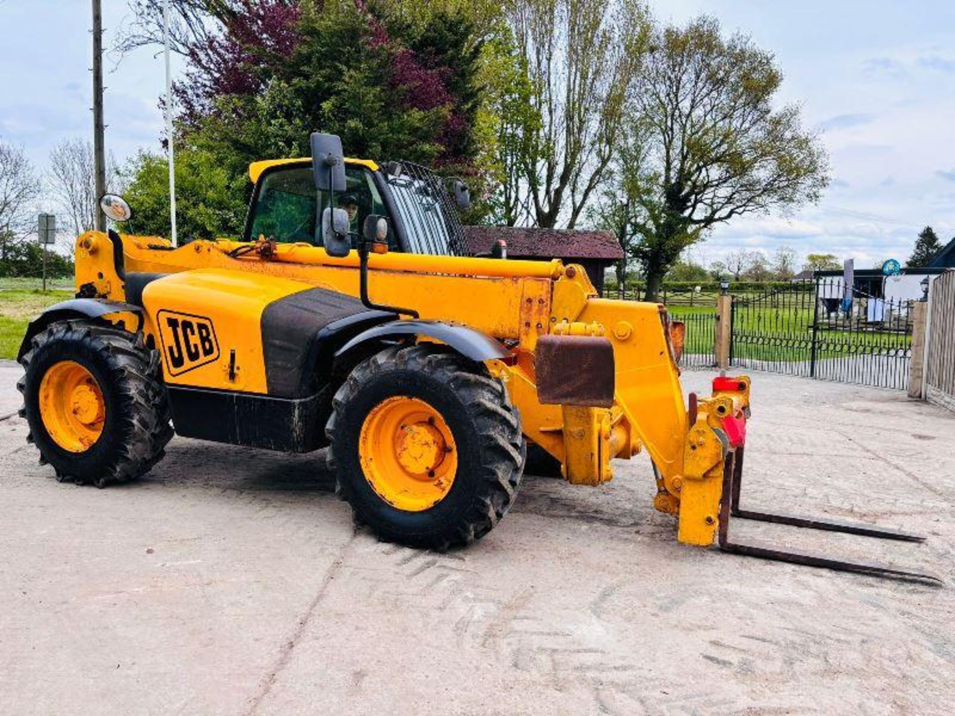 JCB 533-105 4WD TELEHANDLER *10.5 METER REACH* C/W PALLET TINES - Image 8 of 17