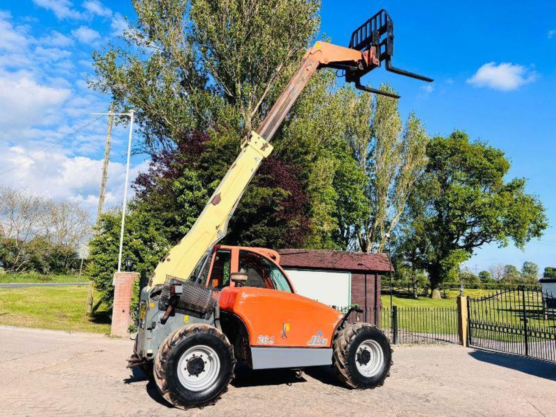 JLG 266 4WD TELEHANDLER *ROAD REGISTERED* C/W PALLET TINES - Image 2 of 18