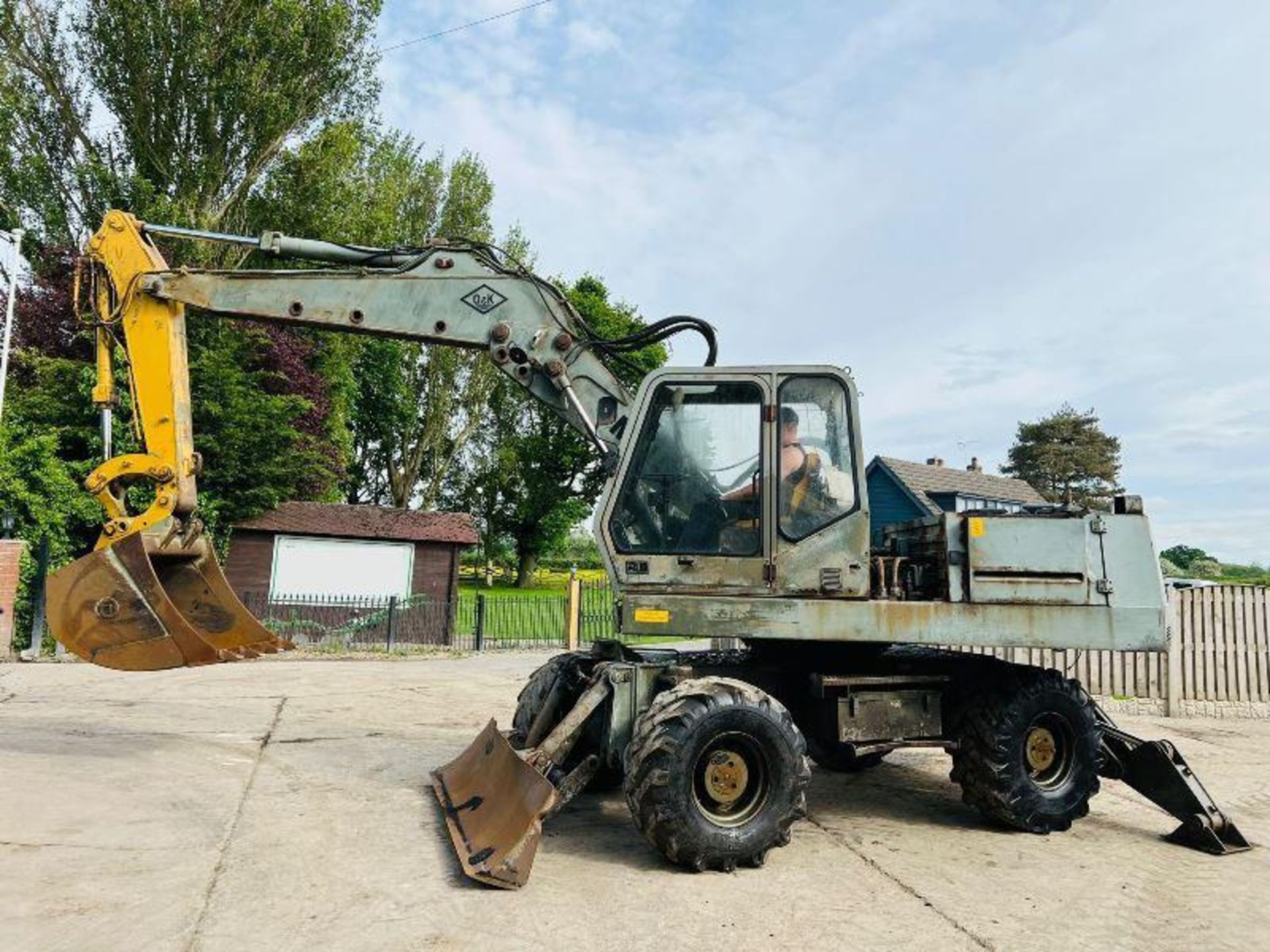 O&K MH56A 4WD WHEELED EXCAVATOR C/W BLADE & SUPPORT LEGS 