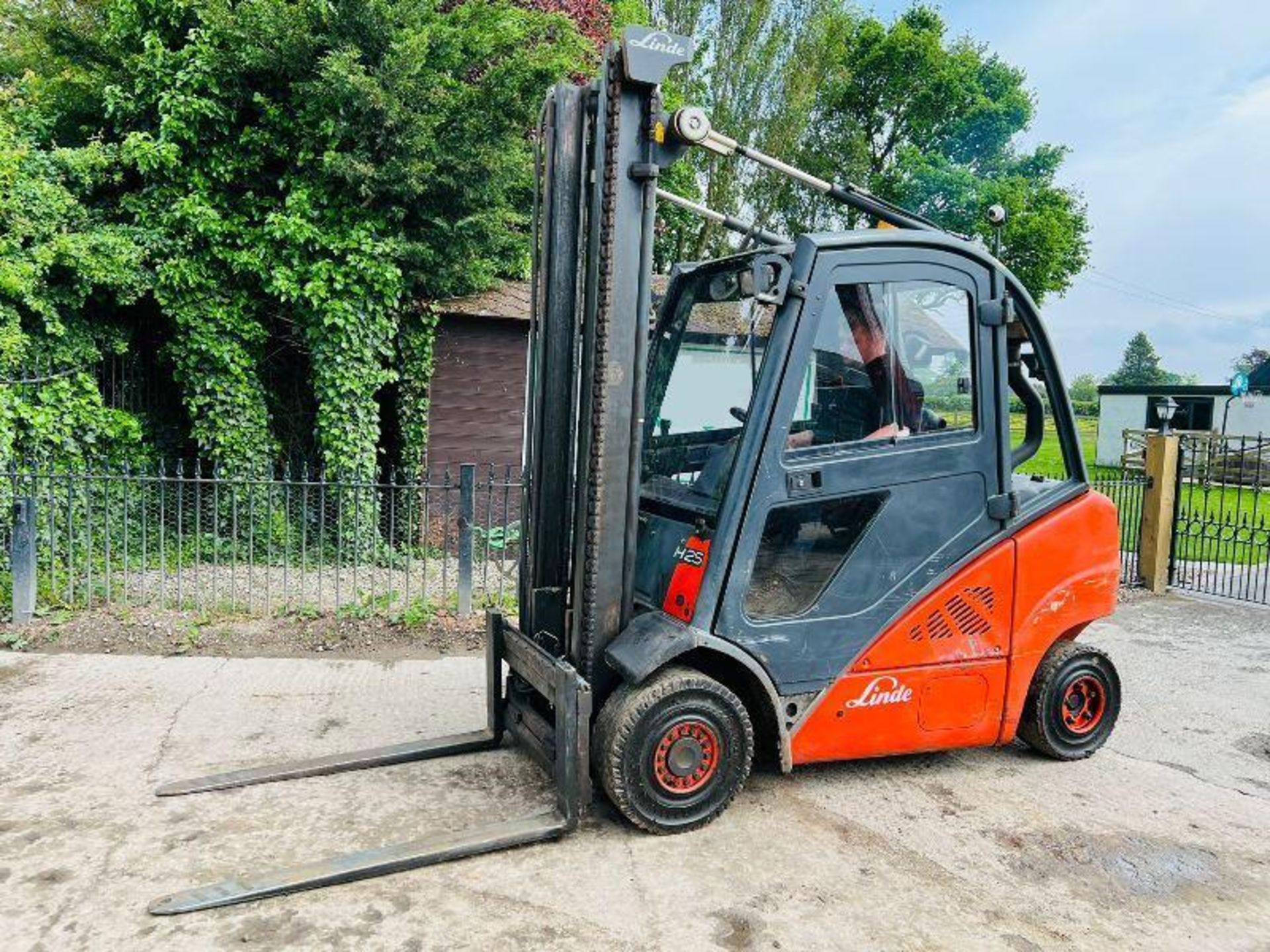 LINDE H25D DIESEL FORKLIFT C/W 2 STAGE MAST & SIDE SHIFT - Image 3 of 14