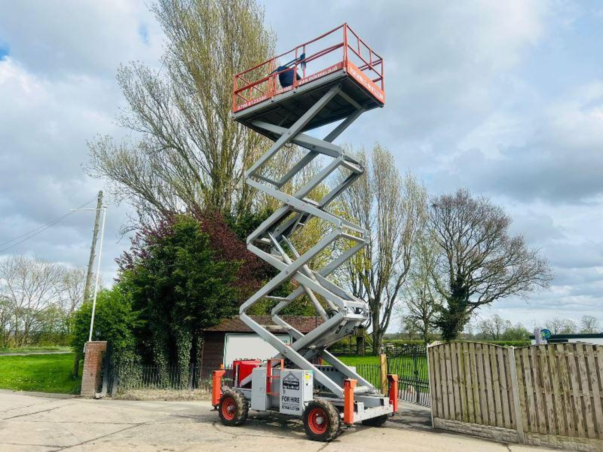 SKYJACK 4WD SCISSOR LIFT C/W KUBOTA ENGINE - Image 13 of 16