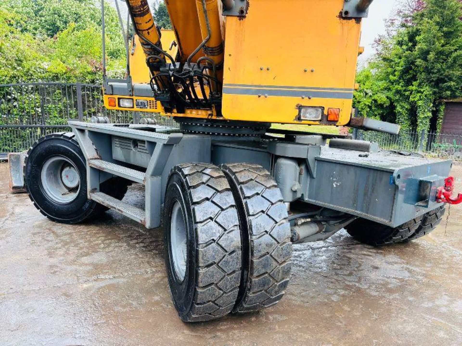 LIEBHERR 924C HIGH RISED MATERIAL HANDLER C/W HYDRAULIC ROTATING LOG GRAB - Image 13 of 19