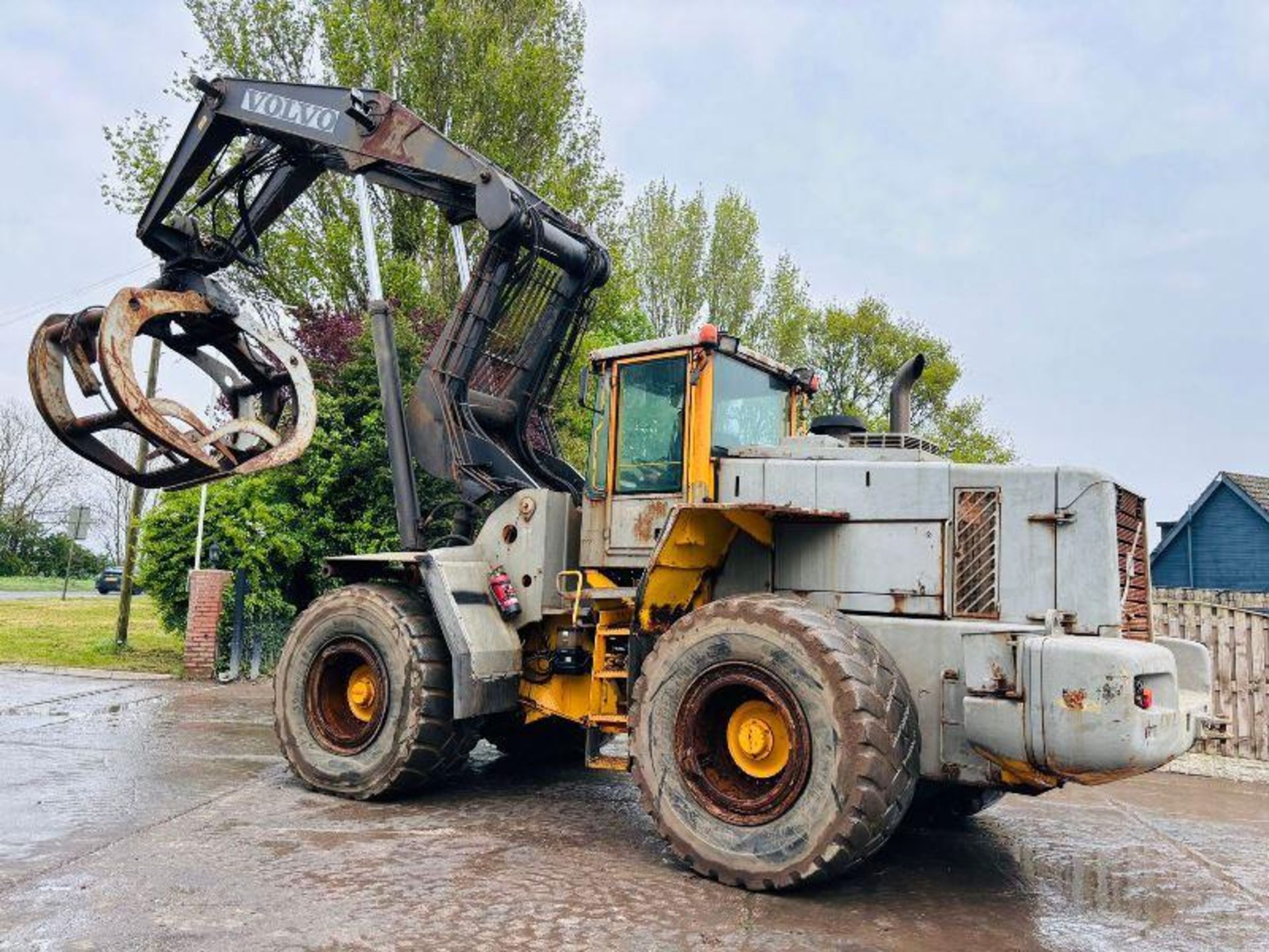 VOLVO L180D 4WD LOADING SHOVEL C/W ROTATING LOG GRAB - Image 4 of 19