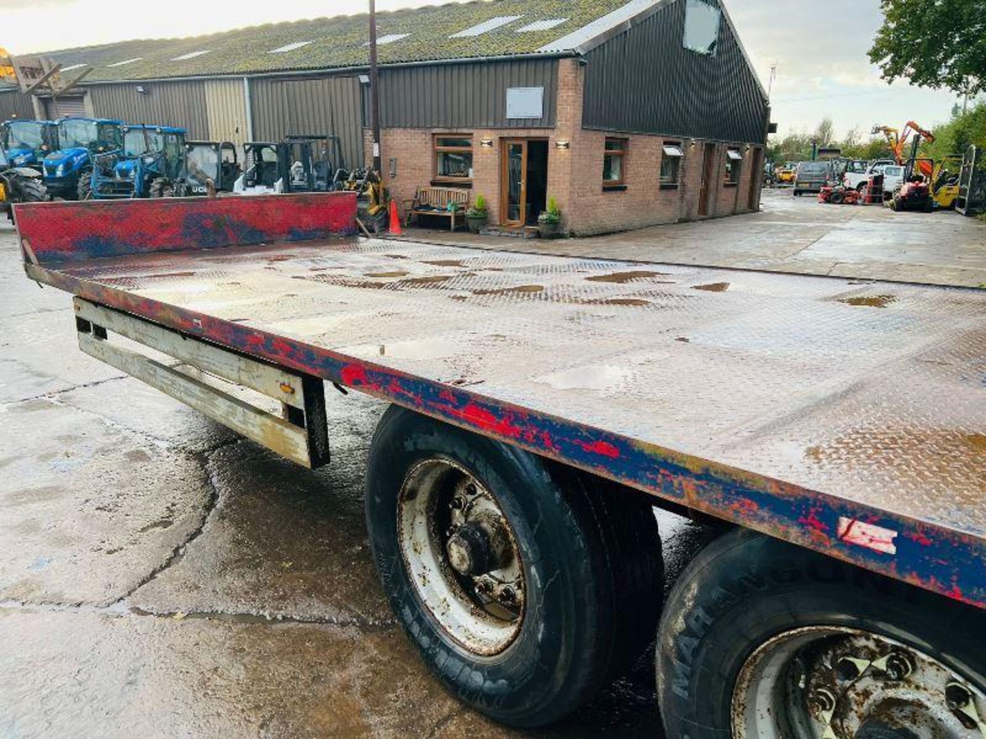 TWIN AXLE DRAG TRAILER C/W HYDRAULIC RAMPS - Bild 8 aus 9