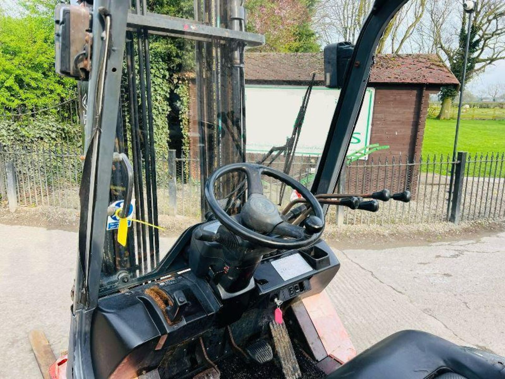 TOYOTA 25 DIESEL FORKLIFT C/W PALLET TINES - Image 11 of 12