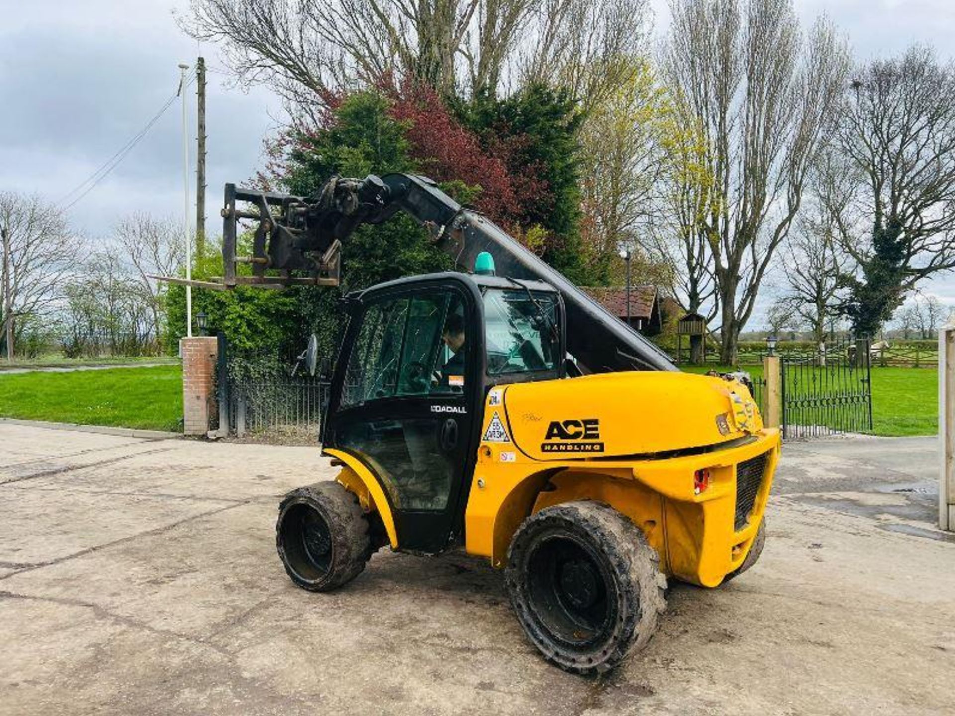 JCB 520-40 4WD TELEHANDLER *YEAR 2017* C/W PALLET TINES - Image 9 of 18