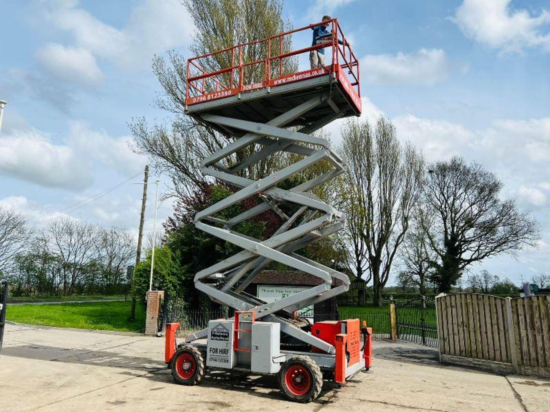 SKYJACK 4WD SCISSOR LIFT C/W KUBOTA ENGINE - Image 9 of 16