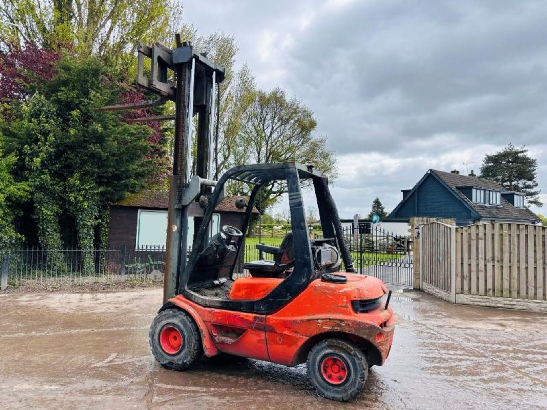 LINDE H30D DIESEL FORKLIFT C/W SIDE SHIFT & PERKINS ENGINE - Image 11 of 13