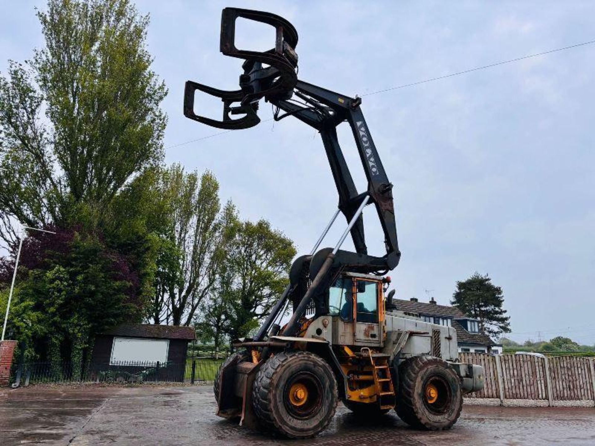 VOLVO L180D 4WD LOADING SHOVEL C/W ROTATING LOG GRAB - Image 16 of 19