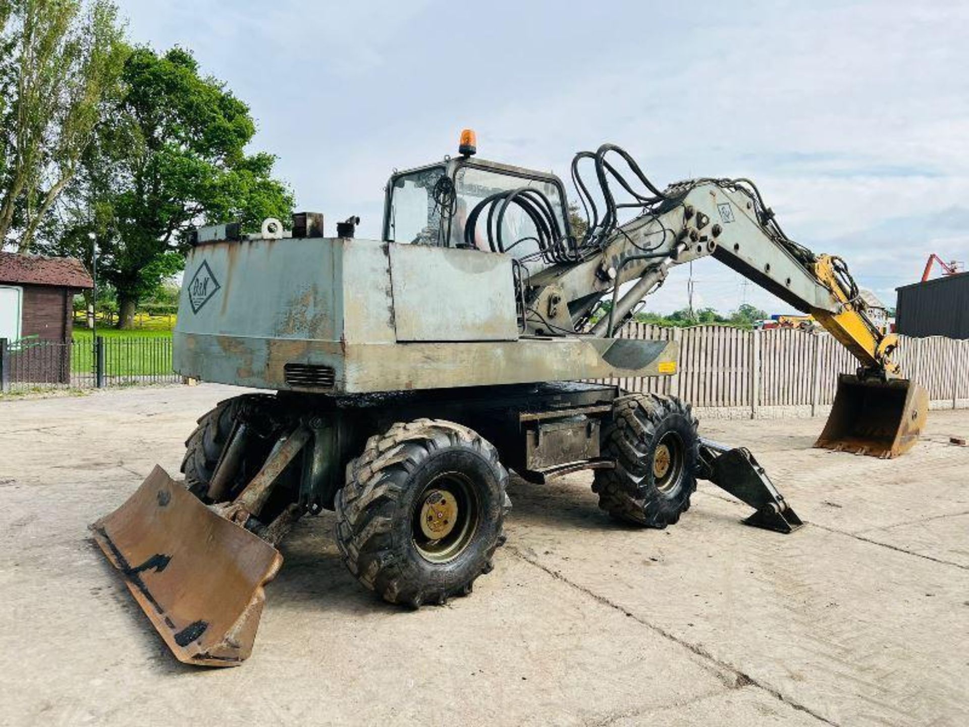 O&K MH56A 4WD WHEELED EXCAVATOR C/W BLADE & SUPPORT LEGS  - Image 8 of 11