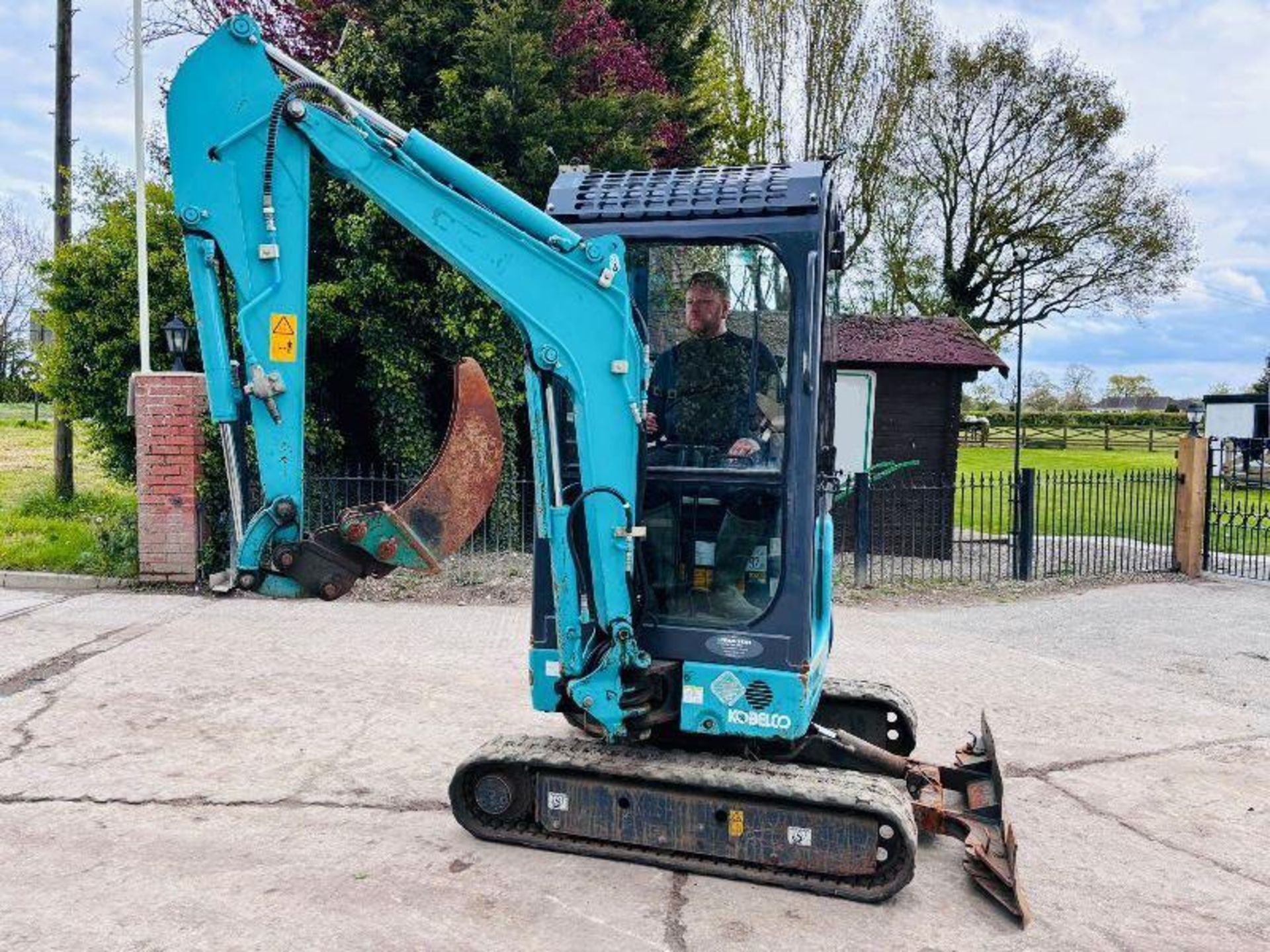 KOBELCO TRACKED EXCAVATOR *2021, 1694 HOURS* C/W QUICK HITCH - Image 2 of 18