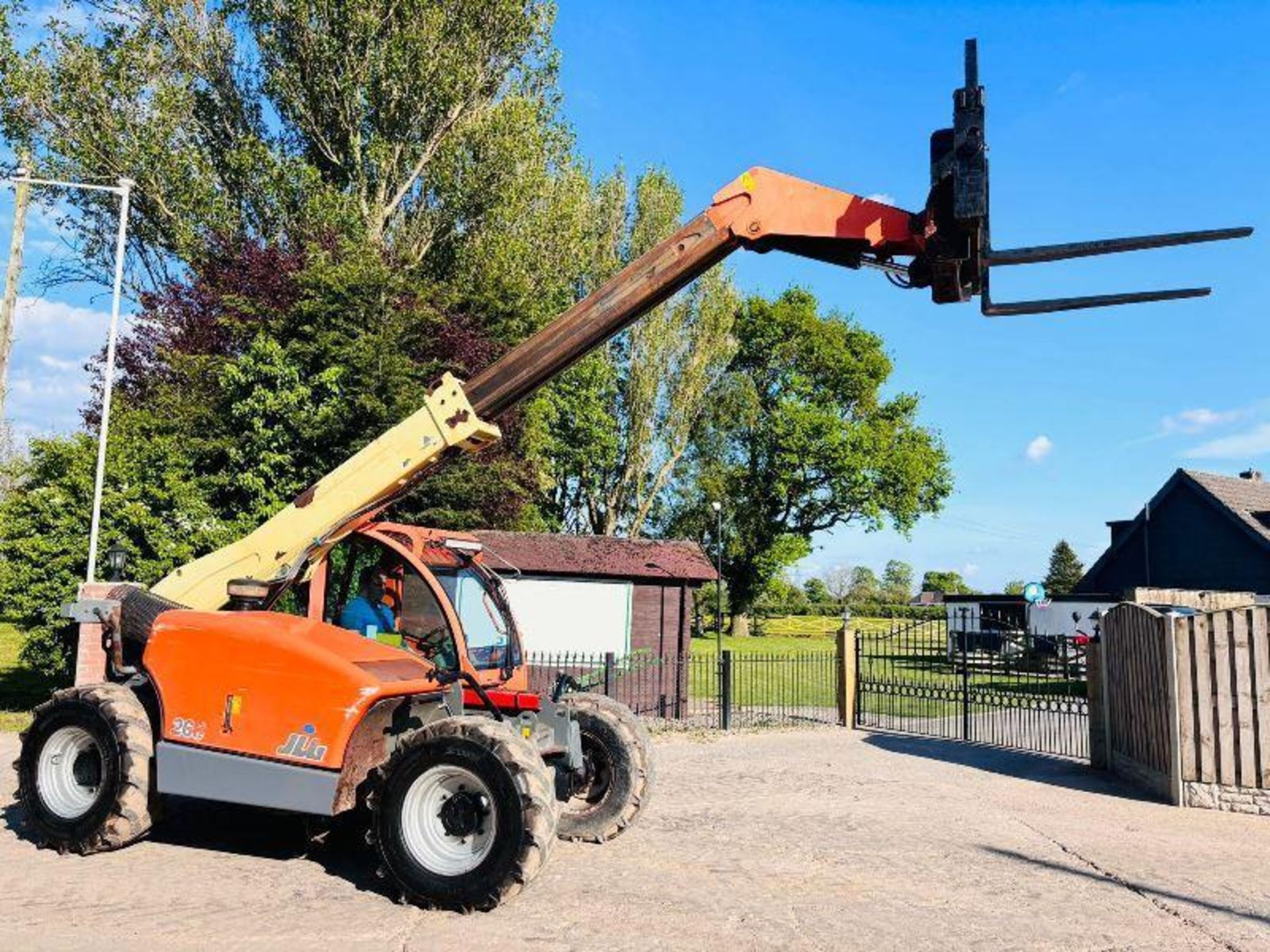 JLG 266 4WD TELEHANDLER *ROAD REGISTERED* C/W PALLET TINES - Image 15 of 18