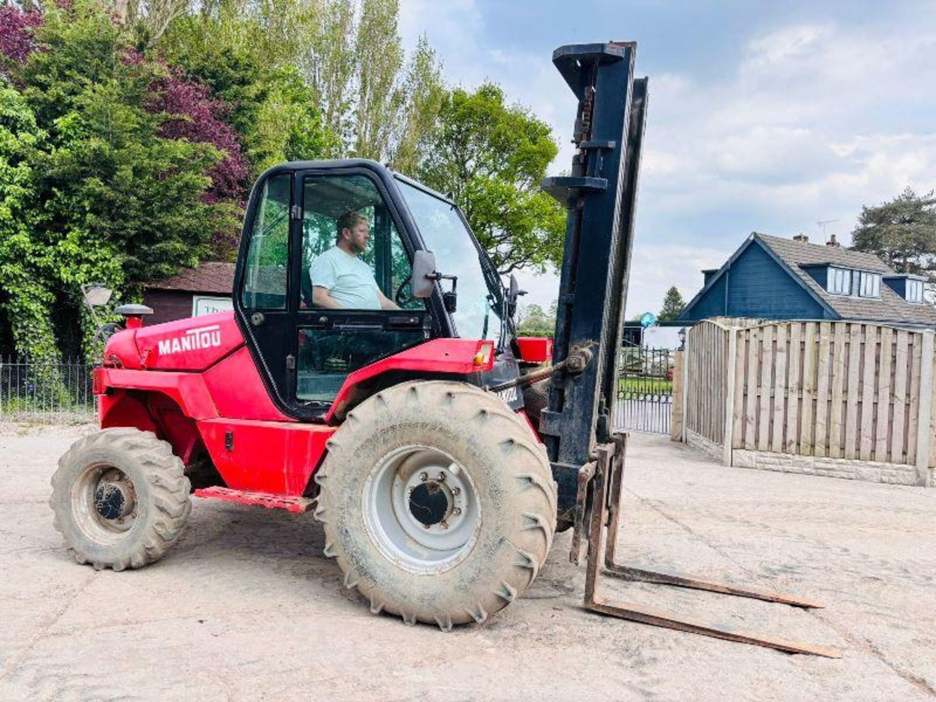 MANITOU M26-4 ROUGH TERRIAN 4WD FORKLIFT C/W PICK UP HITCH