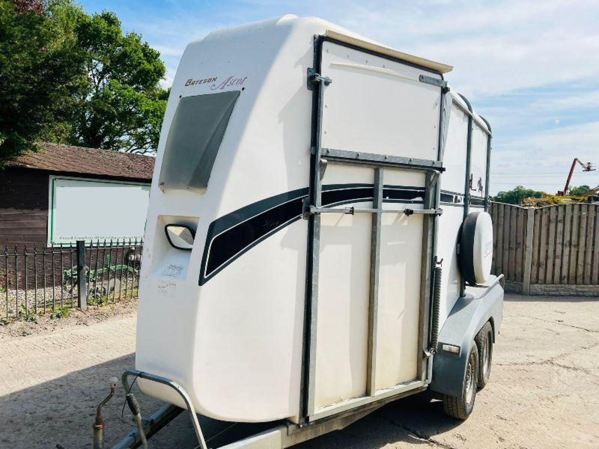 BATESON TWIN AXLE 2 STALL HORSE BOX C/W SADDLE STORAGE  - Image 3 of 16