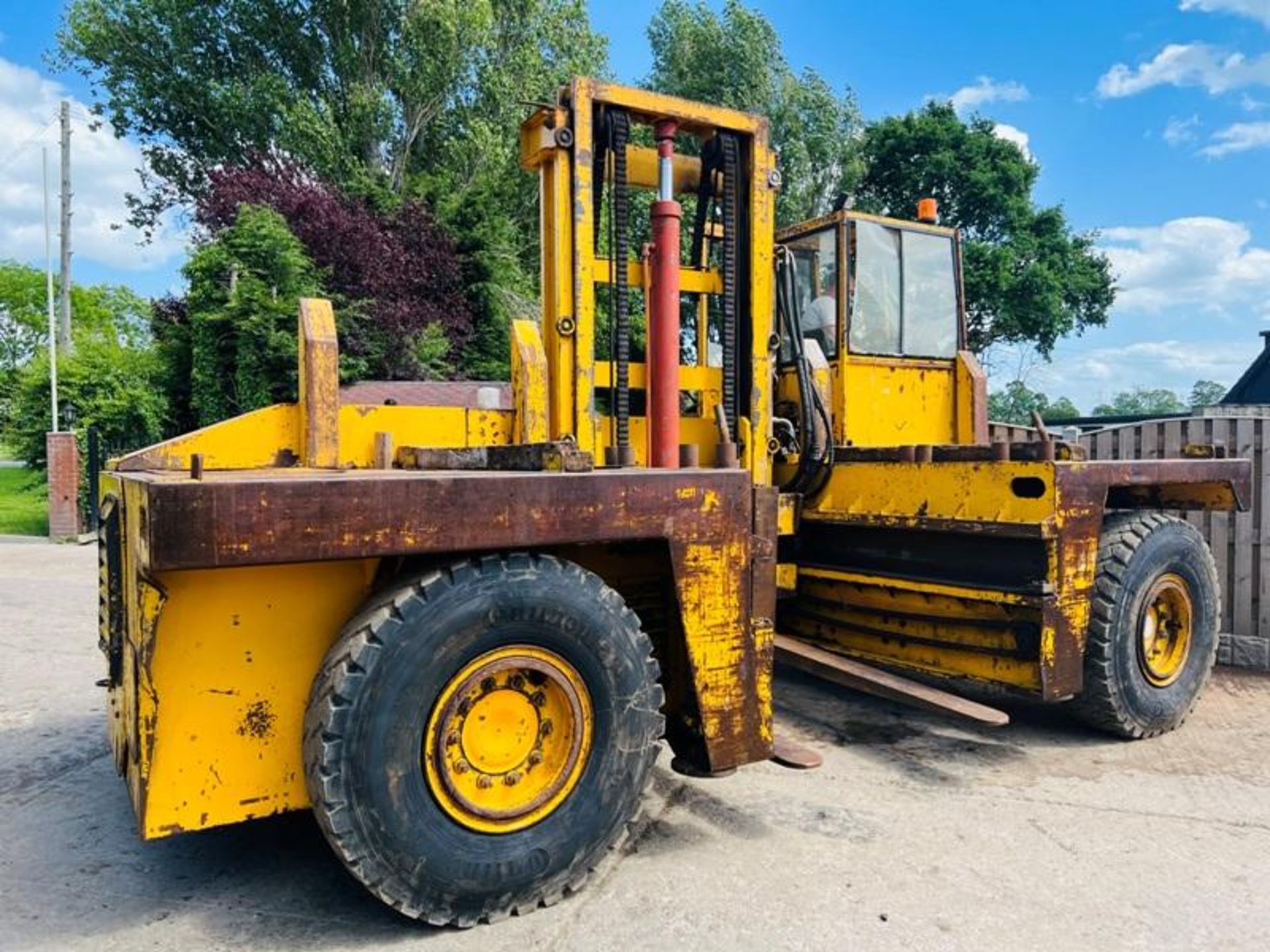 SSP SIDE LOAD DIESEL FORKLIFT C/W 2 X HYDRAULIC SUPPORT LEGS - Image 6 of 17