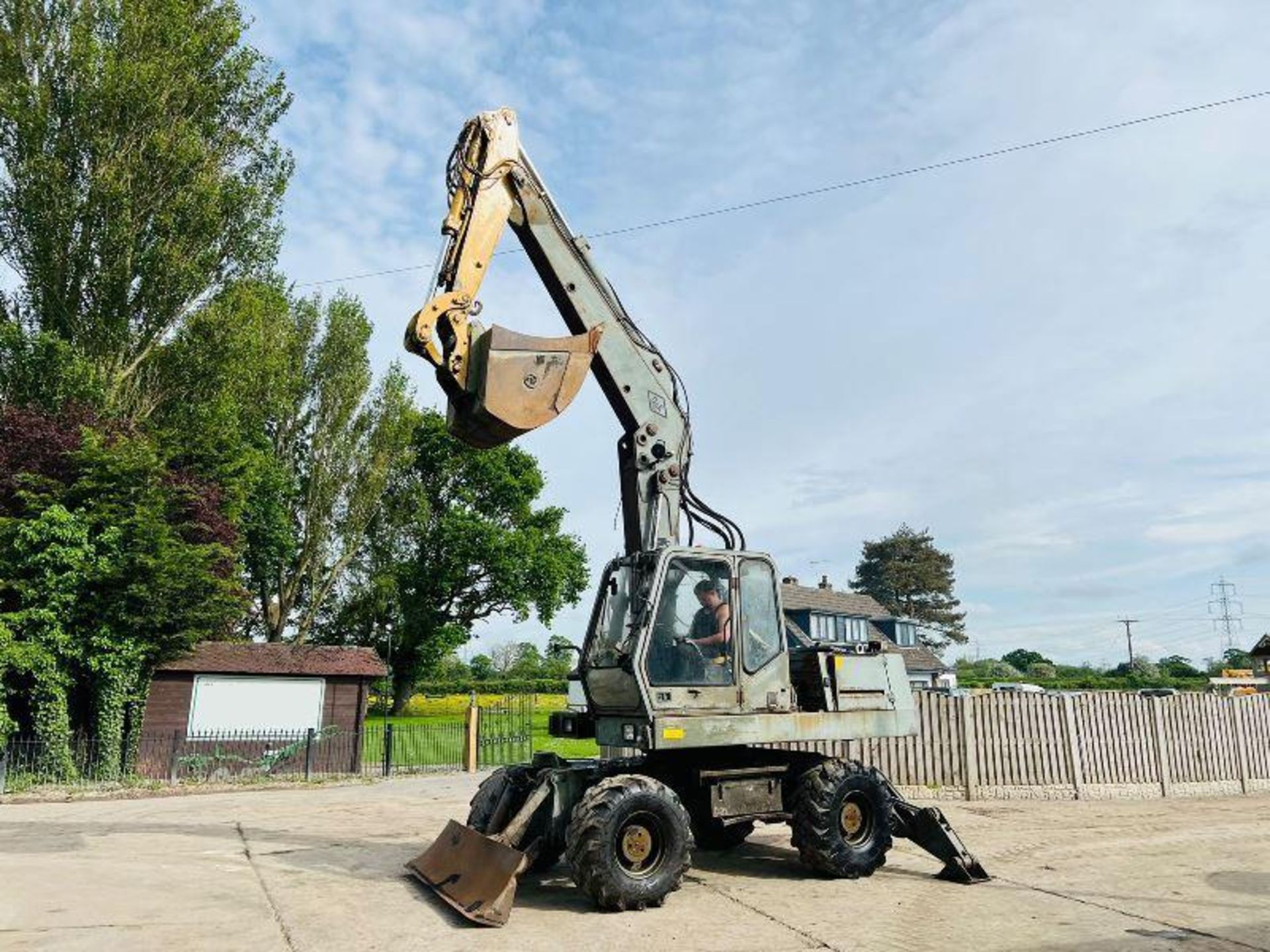 O&K MH56A 4WD WHEELED EXCAVATOR C/W BLADE & SUPPORT LEGS  - Image 10 of 11