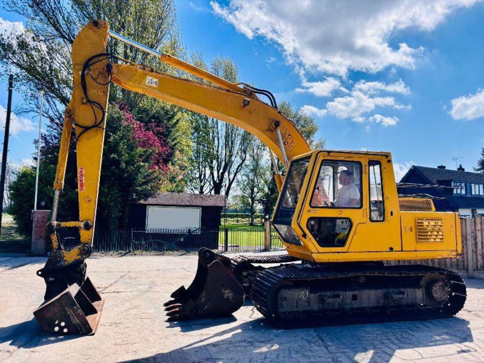 JCB JS130 TRACKED EXCAVATOR C/W QUICK HITCH & 2 X BUCKETS