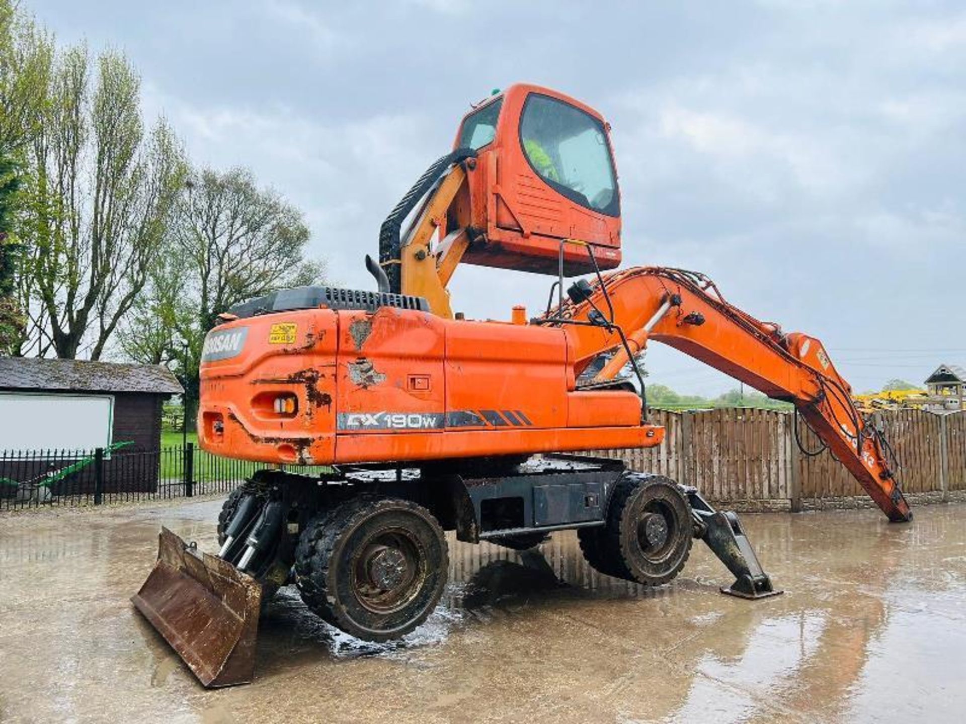 DOOSAN DX190W HIGH RISE CABIN SCRAP HANDLER *YEAR 2010* - Image 4 of 19