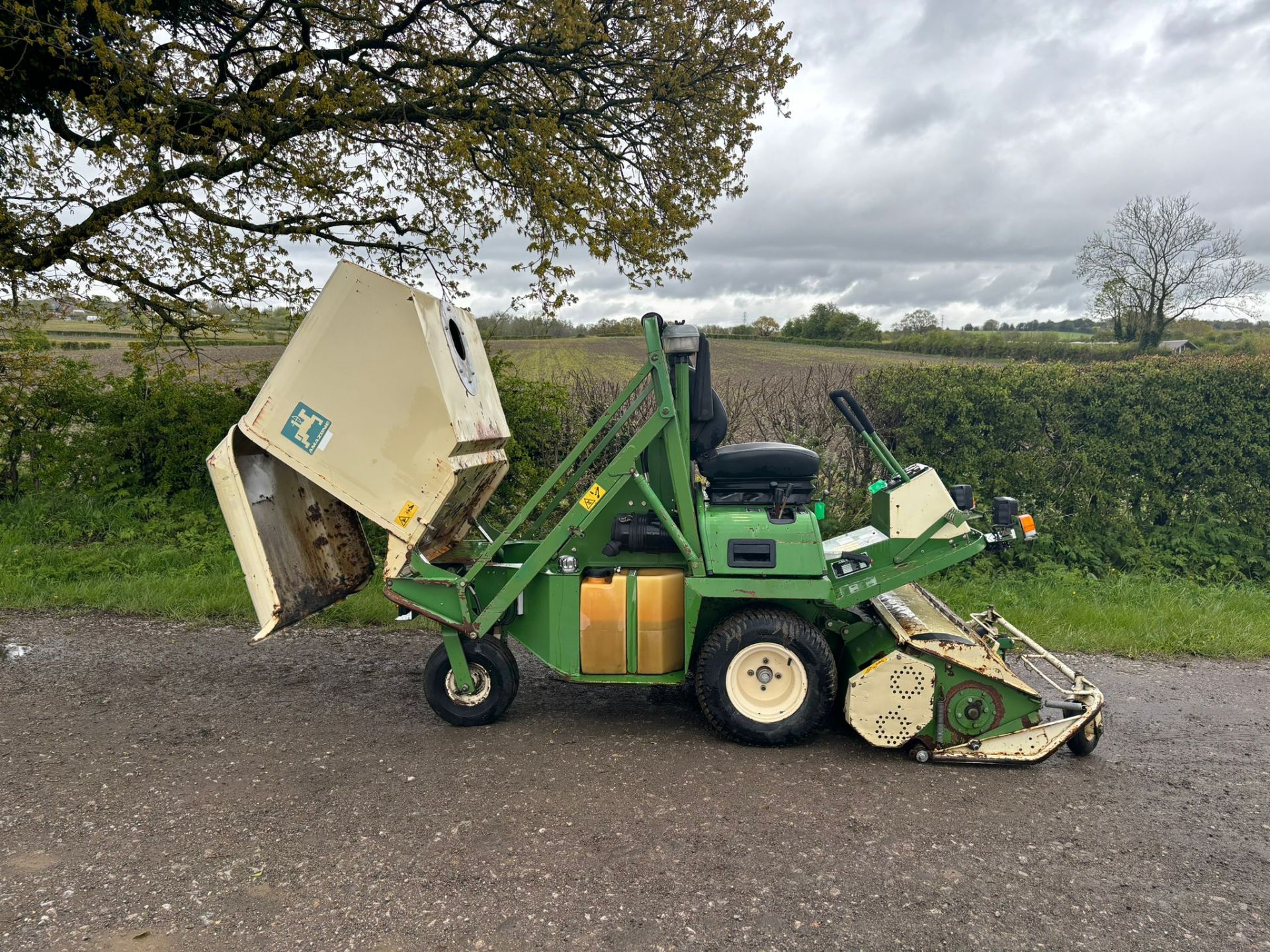 AMAZONE PH125 PROFIHOPPER DIESEL RIDE ON HIGH TIP MOWER - Image 10 of 14