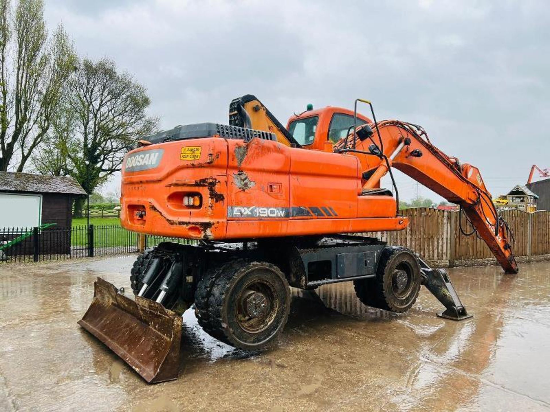 DOOSAN DX190W HIGH RISE CABIN SCRAP HANDLER *YEAR 2010* - Image 16 of 19