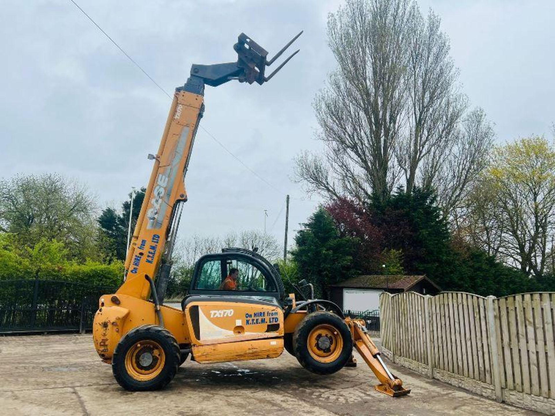 CASE TX170 4WD TELEHANDLER *17 METER REACH* C/W PALLET TINES - Image 2 of 20