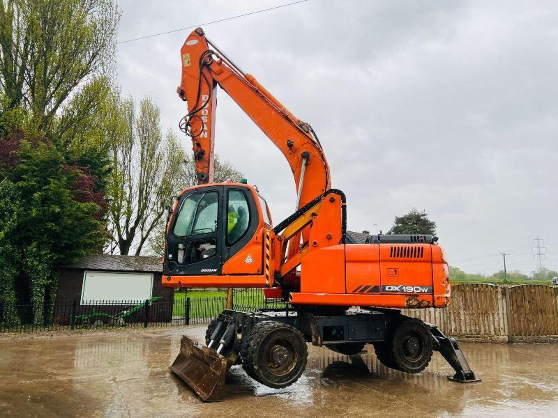 DOOSAN DX190W HIGH RISE CABIN SCRAP HANDLER *YEAR 2010* - Image 6 of 19