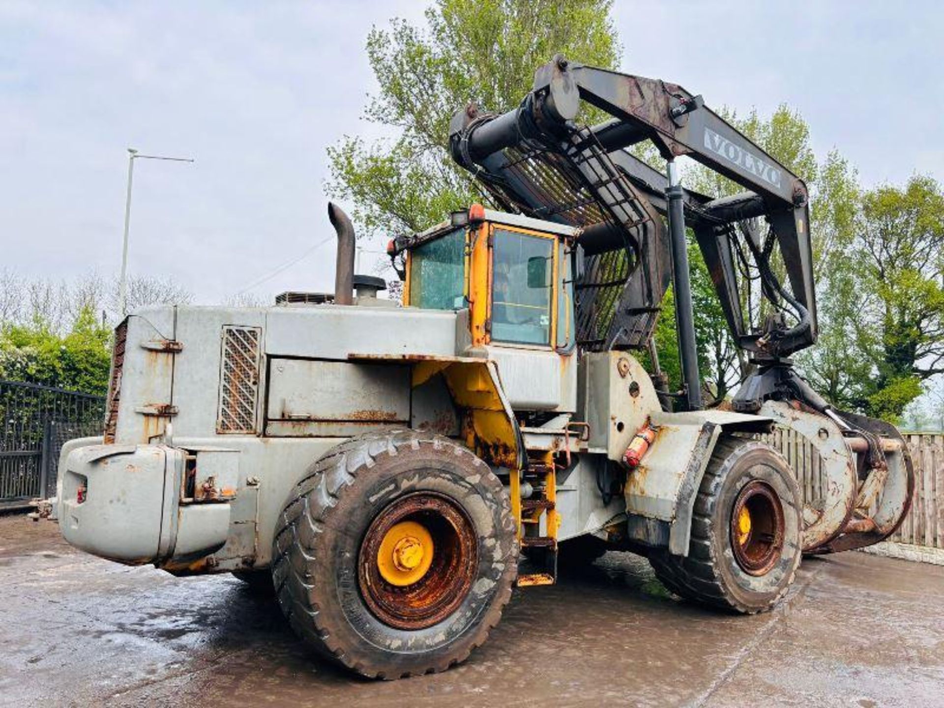 VOLVO L180D 4WD LOADING SHOVEL C/W ROTATING LOG GRAB - Image 6 of 19