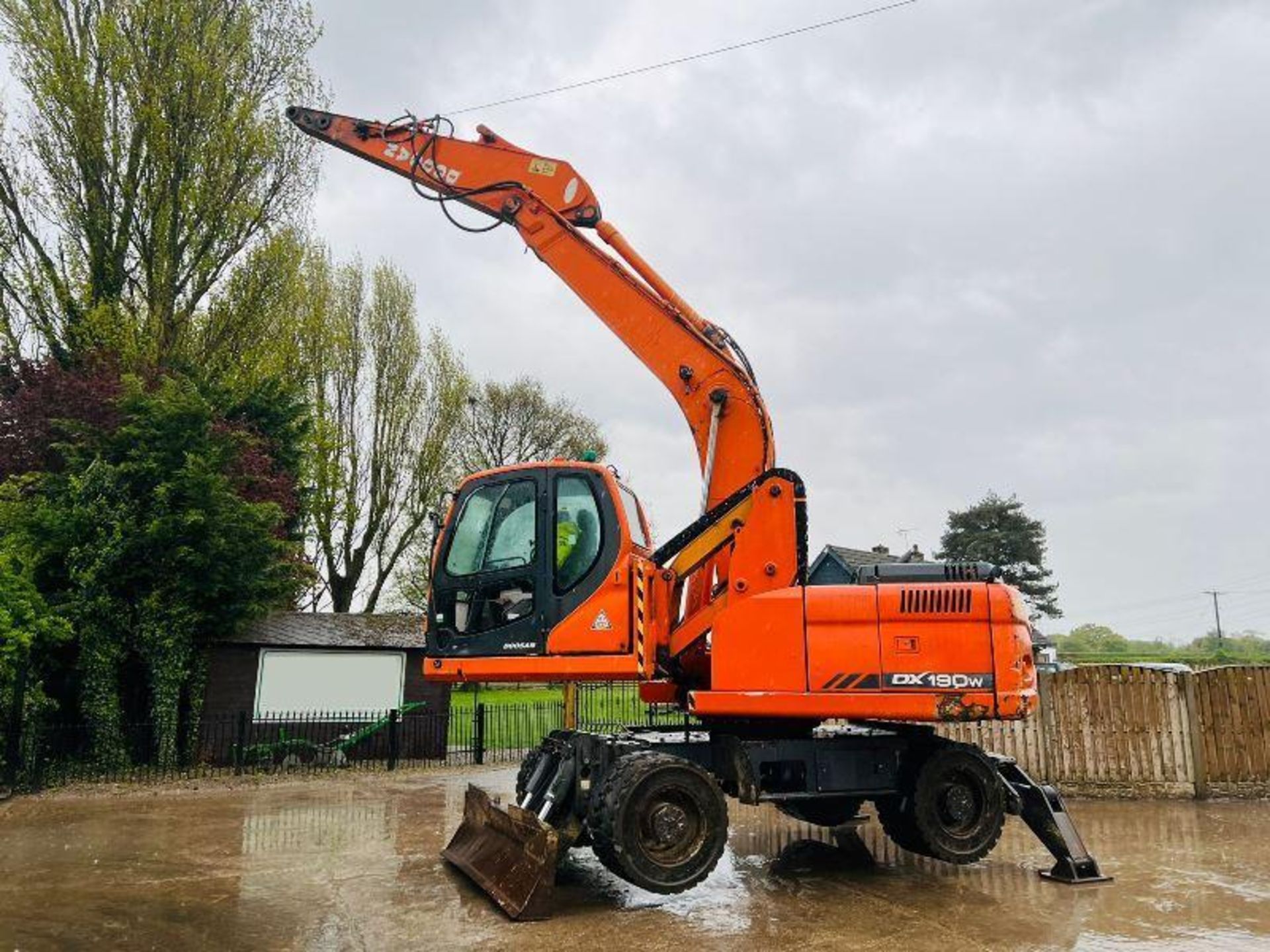 DOOSAN DX190W HIGH RISE CABIN SCRAP HANDLER *YEAR 2010* - Image 5 of 19