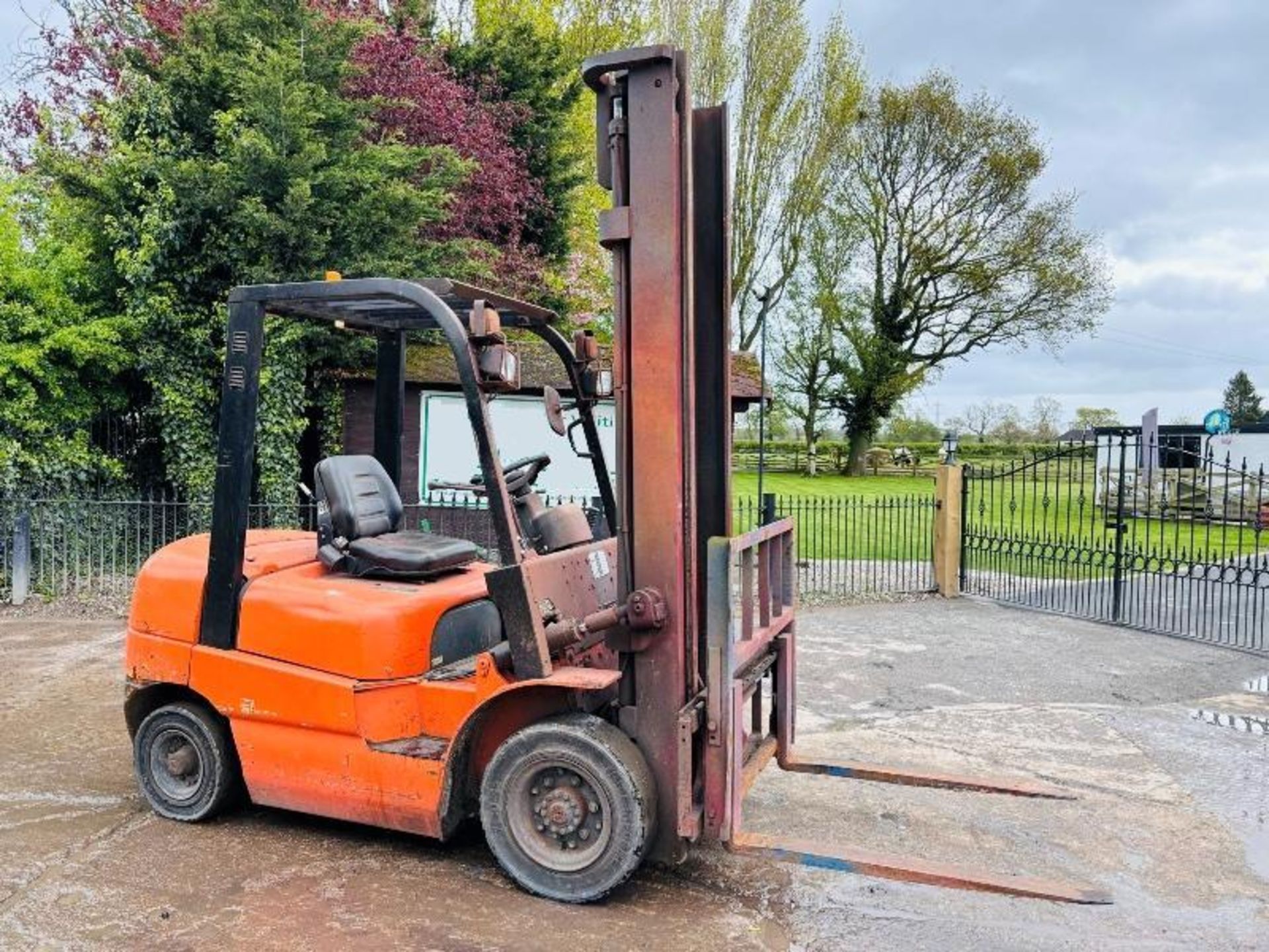 HELI HFD25 DIESEL FORKLIFT C/W PALLET TINES & SIDE SHIFT - Image 4 of 18