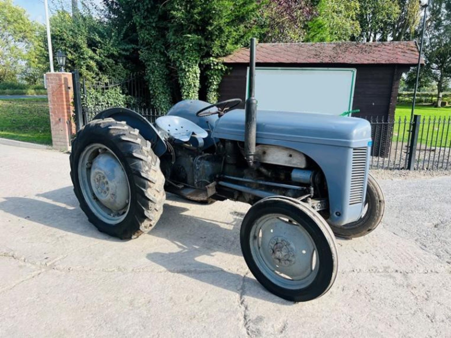 GREY FERGUSON 2WD TRACTOR C/W REAR WEIGHT BLOCK - Image 6 of 8