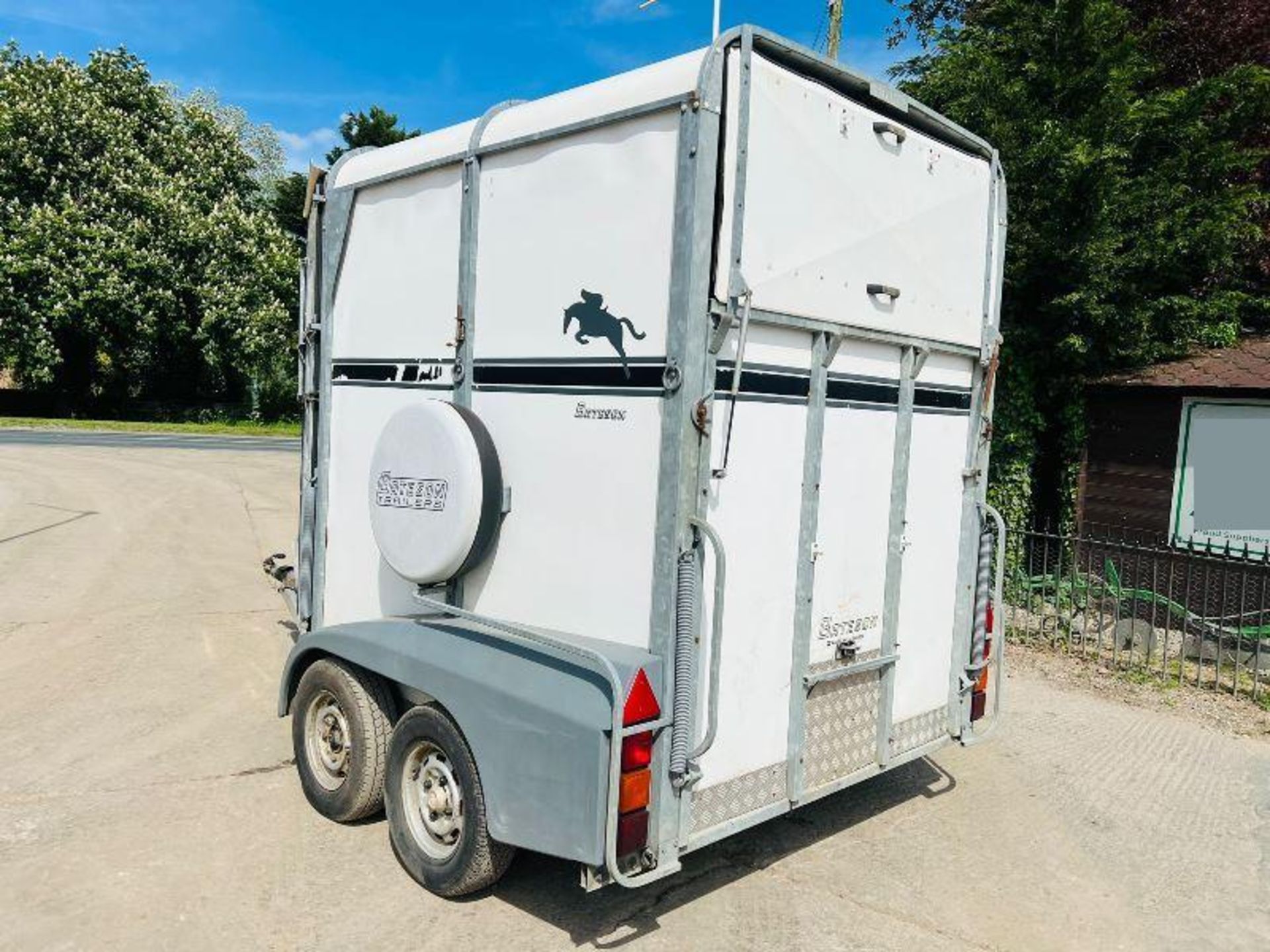 BATESON TWIN AXLE 2 STALL HORSE BOX C/W SADDLE STORAGE  - Image 14 of 16