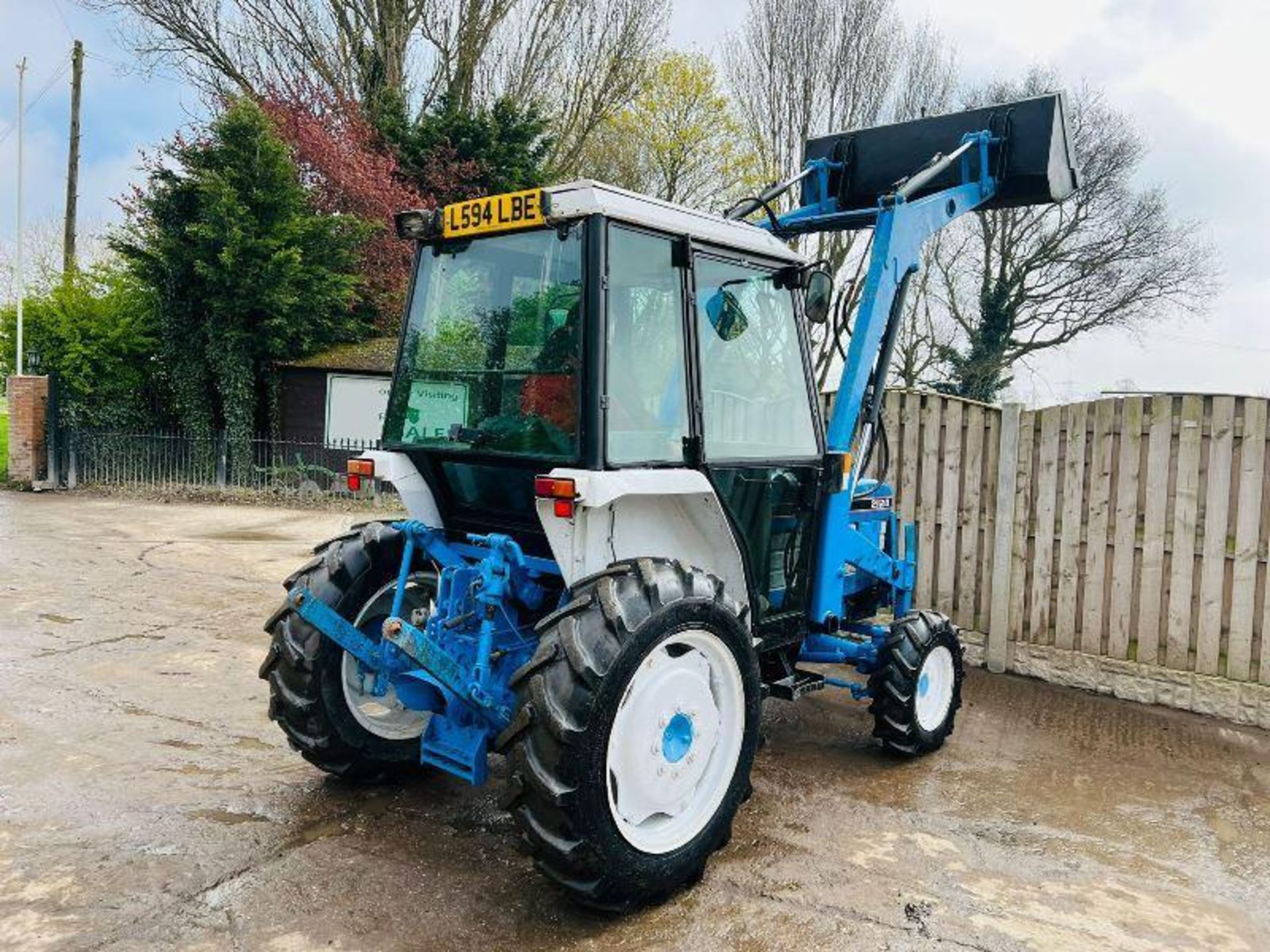 FORD 2120 4WD TRACTOR C/W FRONT LOADER AND BUCKET - Image 6 of 18