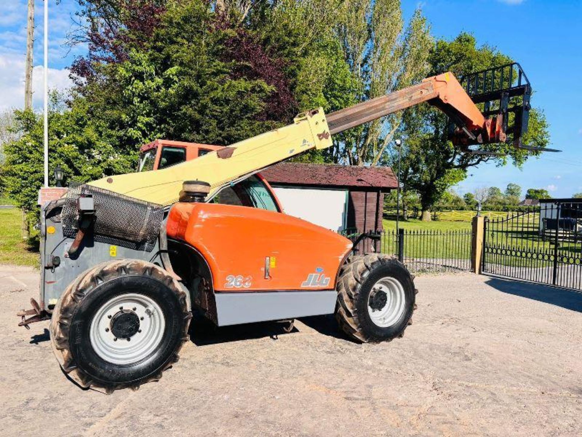 JLG 266 4WD TELEHANDLER *ROAD REGISTERED* C/W PALLET TINES - Image 17 of 18