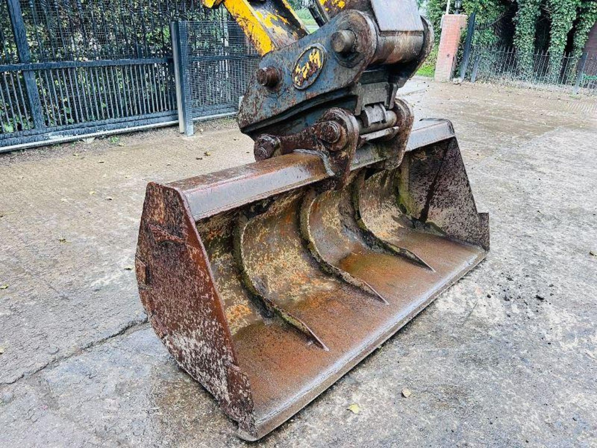 JCB JS330 TRACKED EXCAVATOR C/W QUICK HITCH AND BUCKET - Image 11 of 16