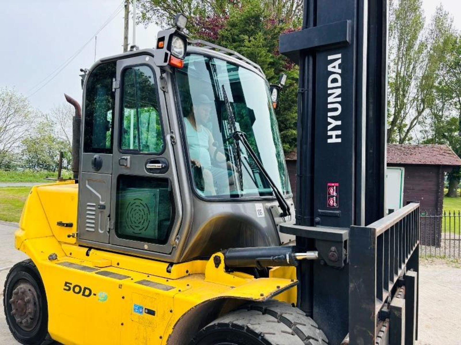 HYUNDAI 50D-9 DIESEL FORKLIFT *YEAR 2016, 5 TON LIFT* C/W SIDE SHIFT  - Image 18 of 18