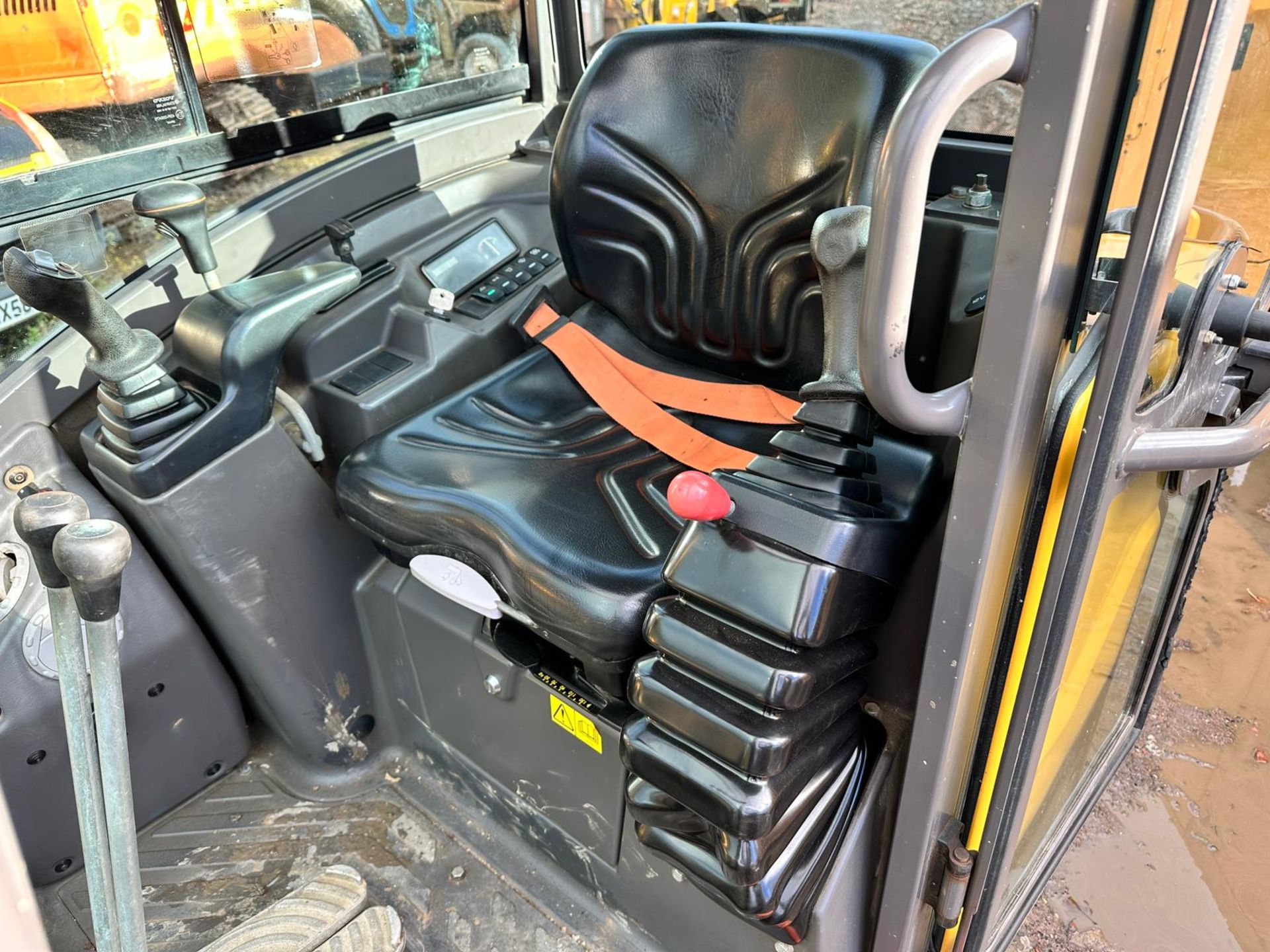 2018 VOLVO EC18E MINI EXCAVATOR - RUNS DRIVES AND WORKS WELL - SHOWING A LOW 1801 HOURS! - Bild 12 aus 21