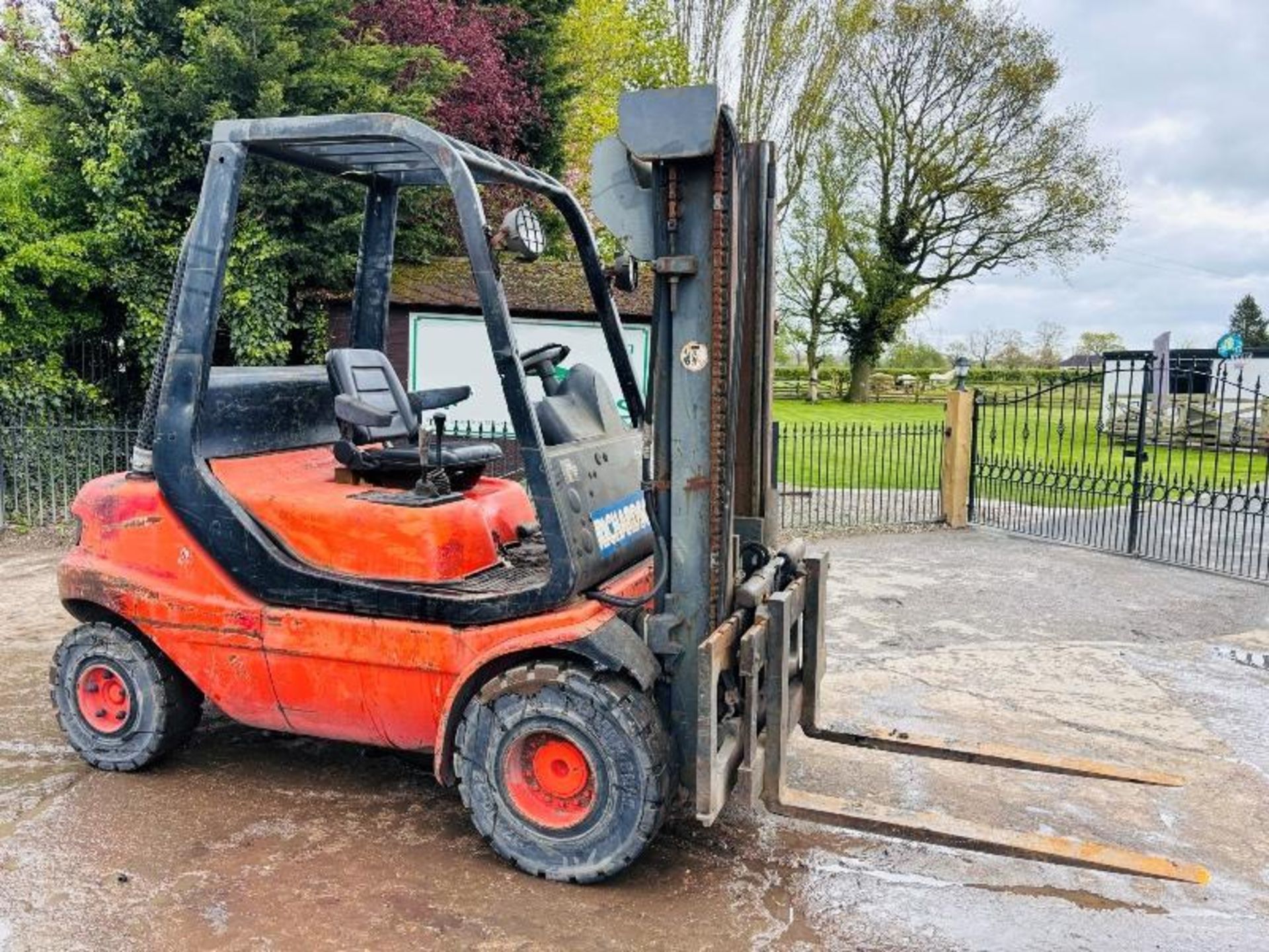 LINDE H30D DIESEL FORKLIFT C/W SIDE SHIFT & PERKINS ENGINE - Image 10 of 13