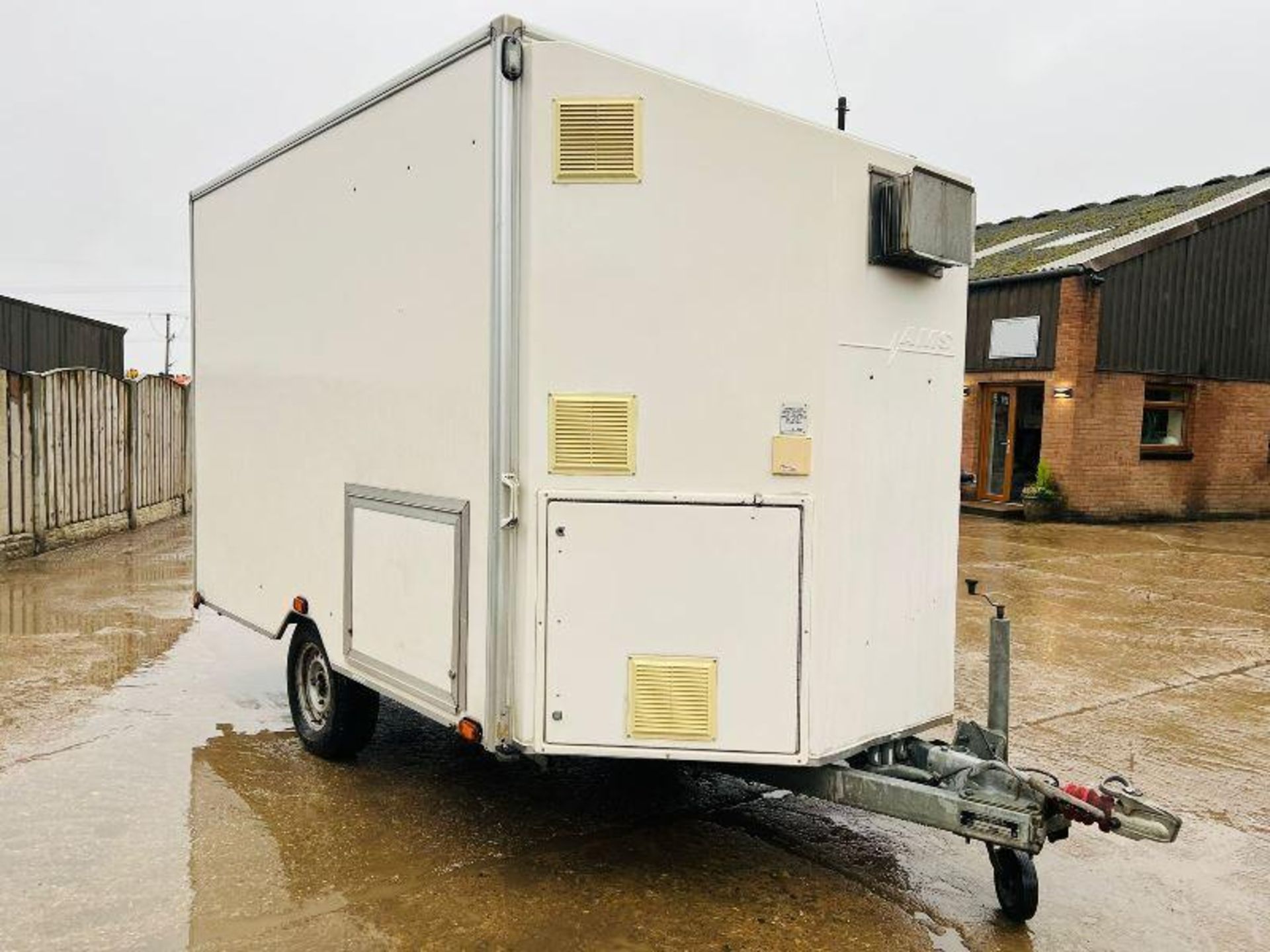 SINGLE AXLE SHOWER BLOCK C/W HONDA GENERATOR - Image 17 of 19