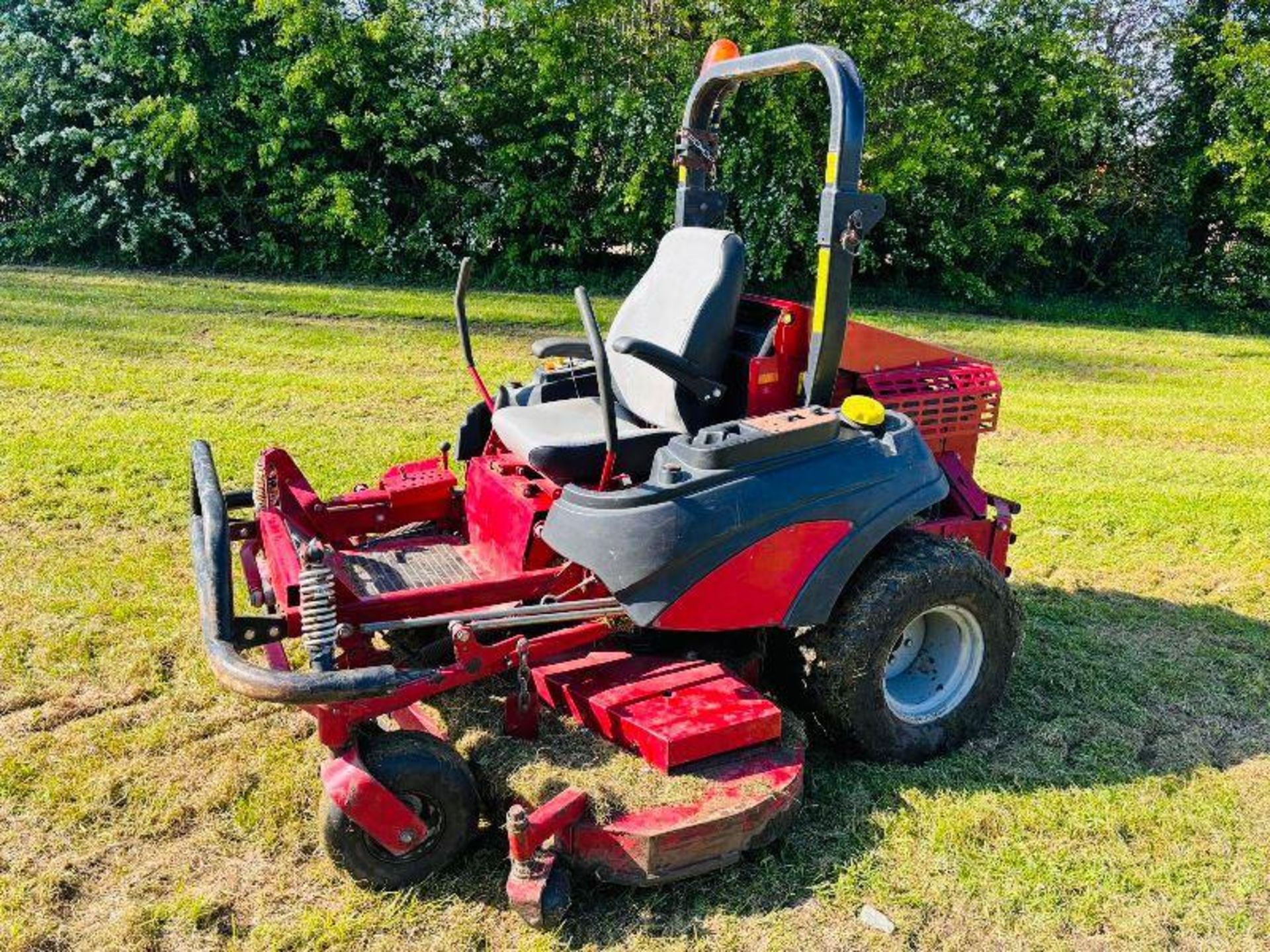 FERRIS DIESEL RIDE ZERO TURN MOWER C/W ROLE BAR - Image 8 of 17