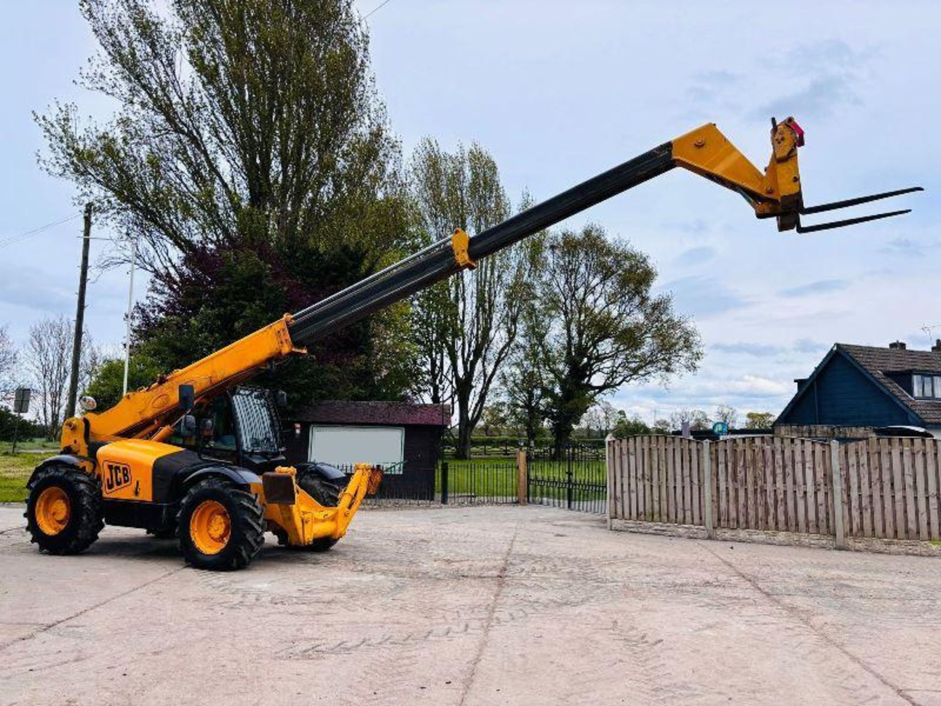 JCB 533-105 4WD TELEHANDLER *10.5 METER REACH* C/W PALLET TINES - Image 2 of 17