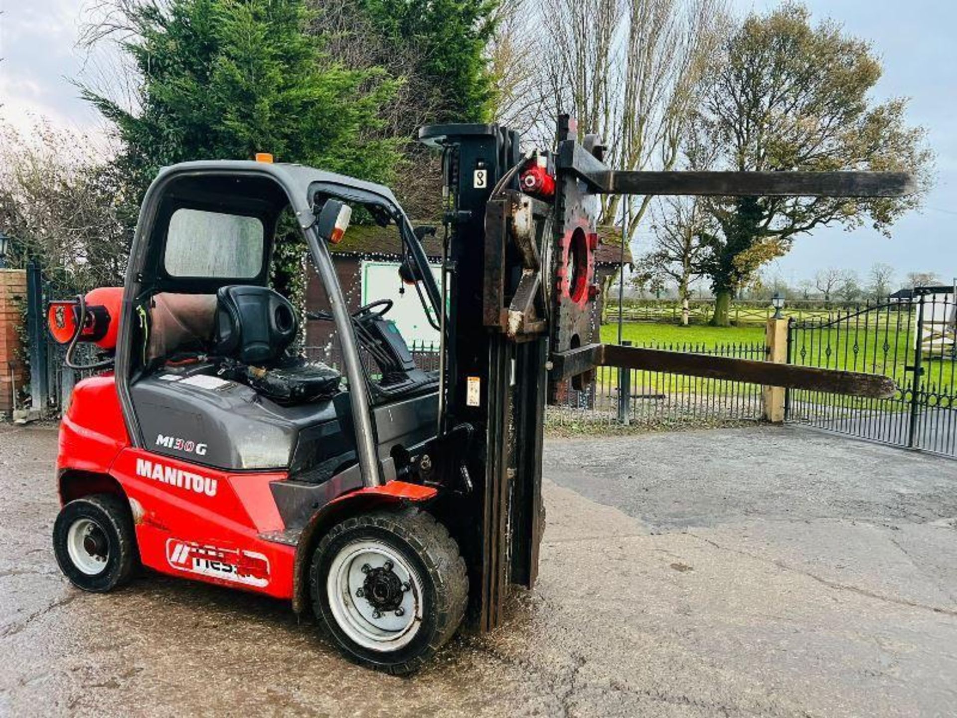 MANITOU MI30G CONTAINER SPEC FORKLIFT *YEAR 2013* C/W HYDRAULIC TURN TABLE. - Image 4 of 14