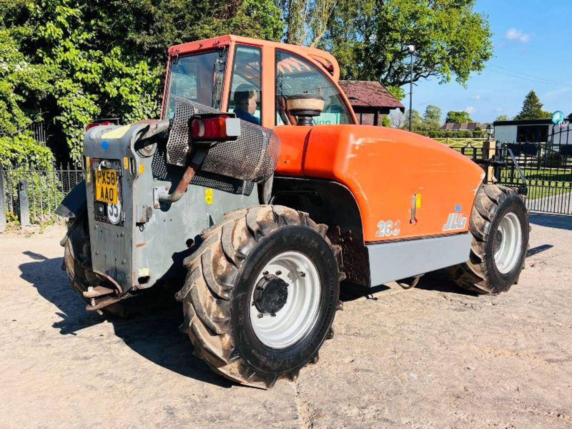 JLG 266 4WD TELEHANDLER *ROAD REGISTERED* C/W PALLET TINES - Image 7 of 18