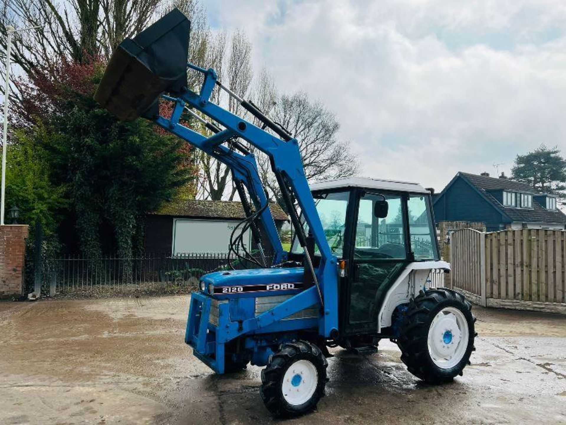 FORD 2120 4WD TRACTOR C/W FRONT LOADER AND BUCKET - Image 17 of 18