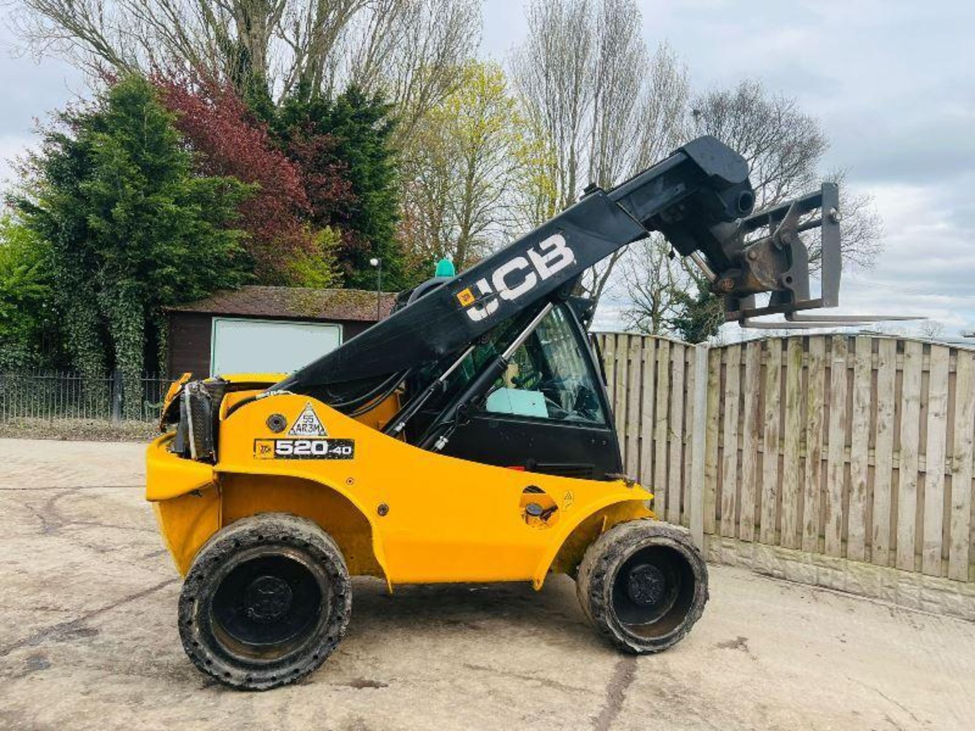 JCB 520-40 4WD TELEHANDLER *YEAR 2017* C/W PALLET TINES - Image 17 of 18