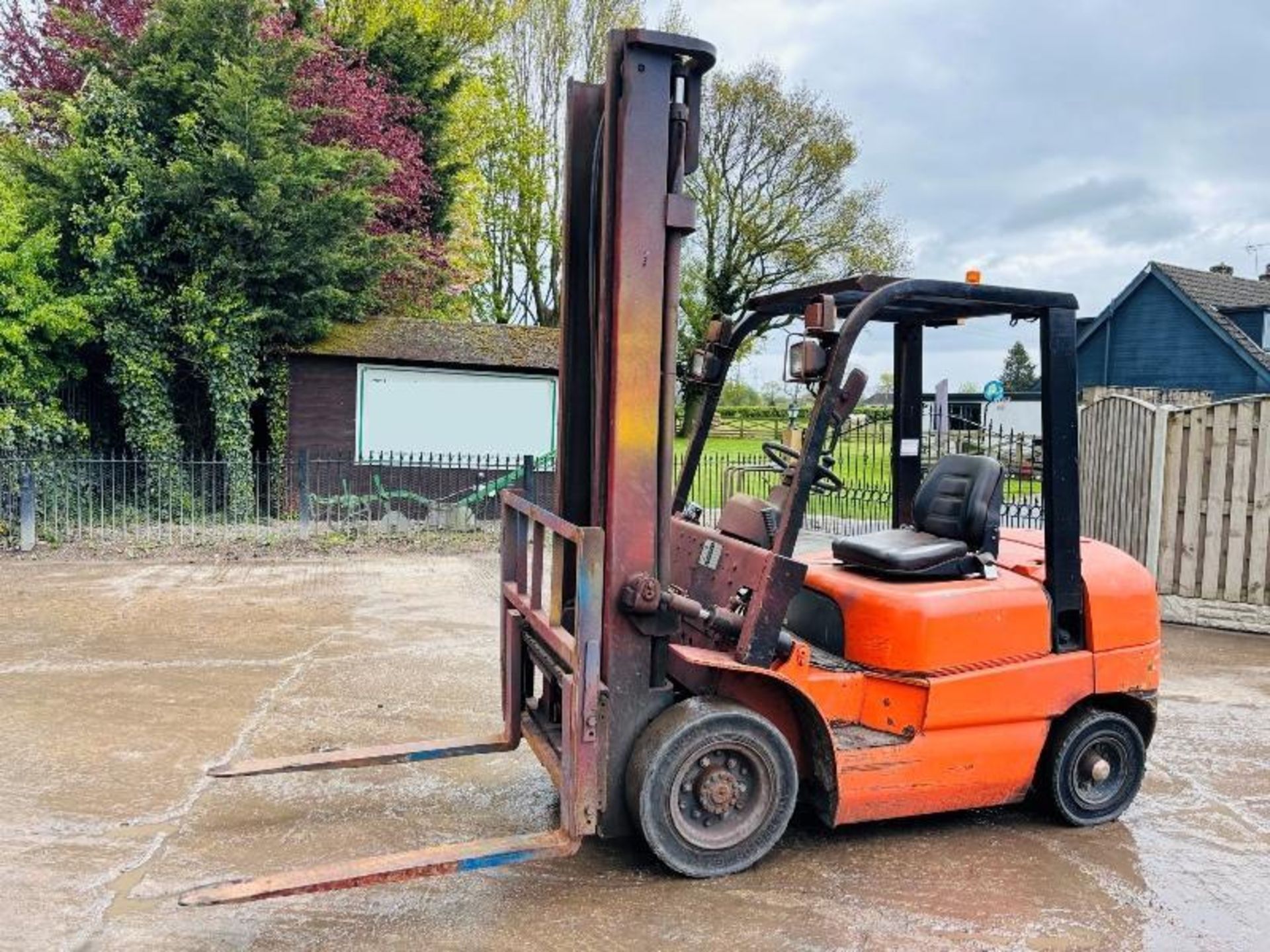 HELI HFD25 DIESEL FORKLIFT C/W PALLET TINES & SIDE SHIFT